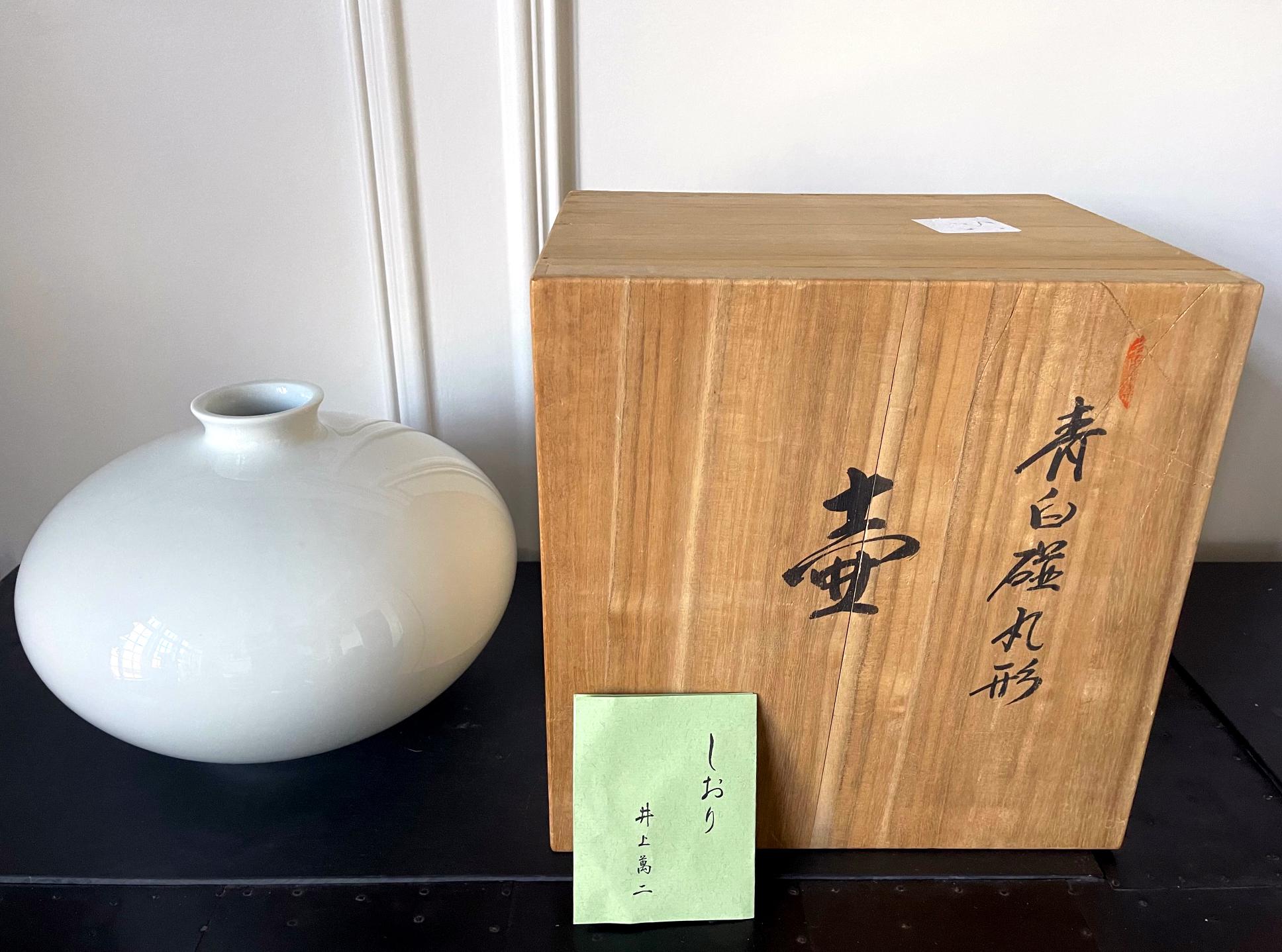 Contemporary Japanese White Glaze Ceramic Vase by Manji Inoue For Sale 2