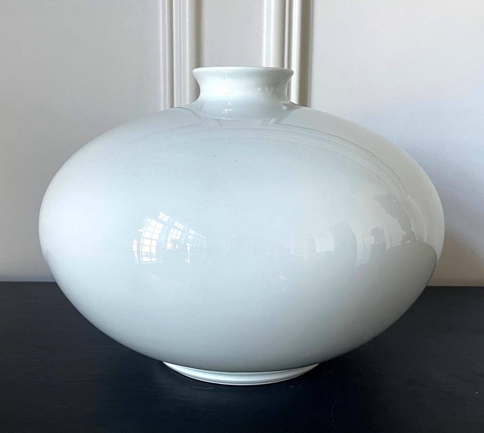 Moderne Vase contemporain en céramique japonaise à glaçure blanche de Manji Inoue en vente