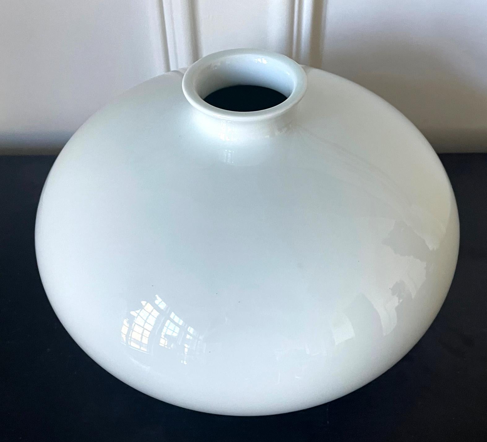 Japonais Vase contemporain en céramique japonaise à glaçure blanche de Manji Inoue en vente