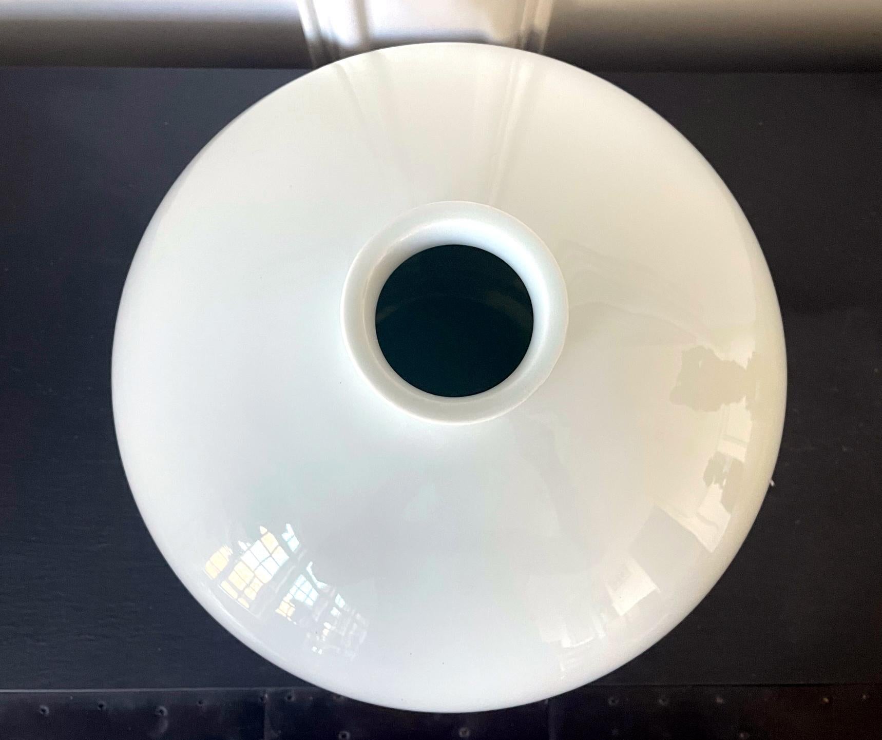 Contemporary Japanese White Glaze Ceramic Vase von Manji Inoue (Japanisch) im Angebot