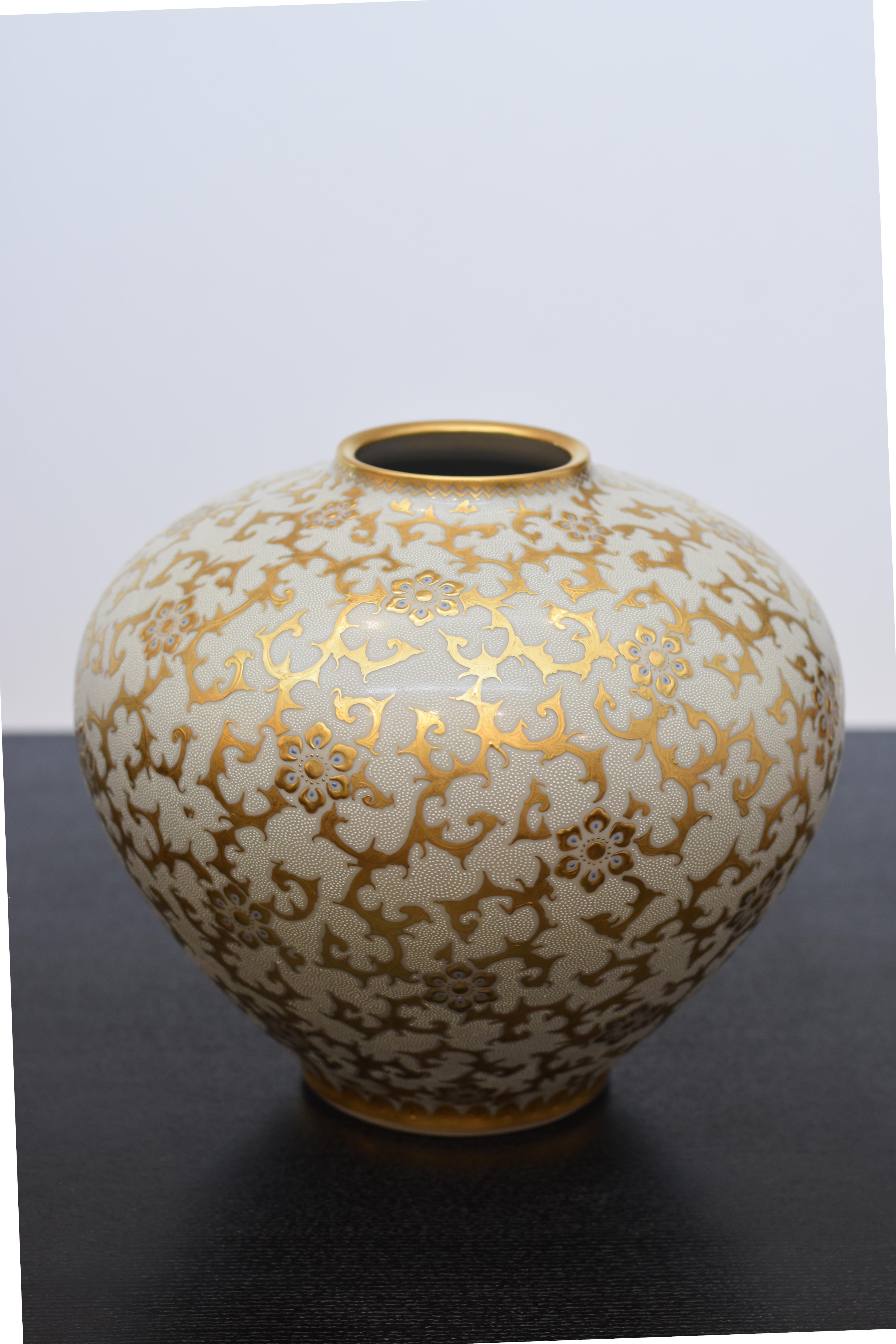 Meiji Contemporary Japanese White Pure Gold Porcelain Vase by Master Artist, 2 For Sale