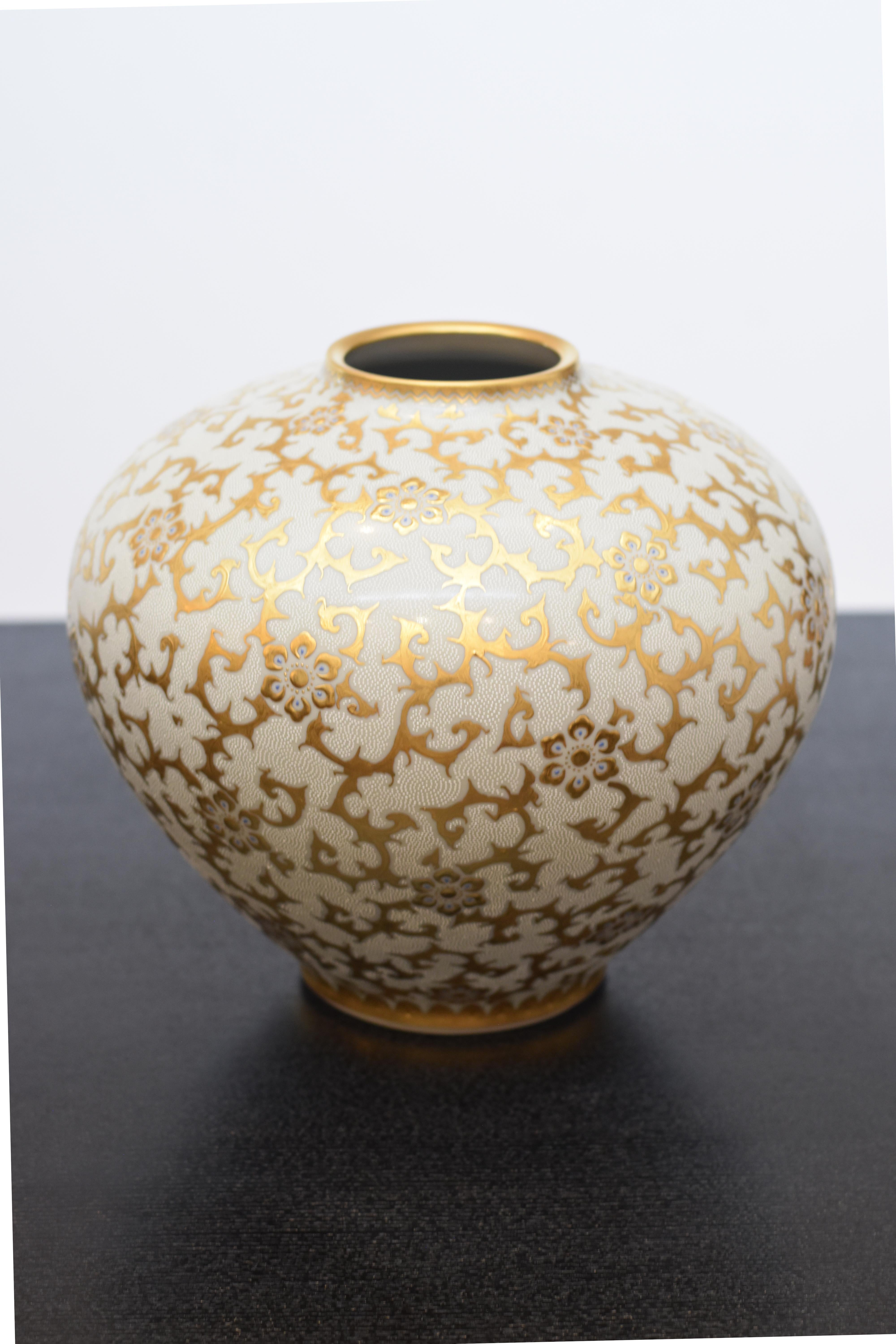 Hand-Painted Contemporary Japanese White Pure Gold Porcelain Vase by Master Artist, 2 For Sale