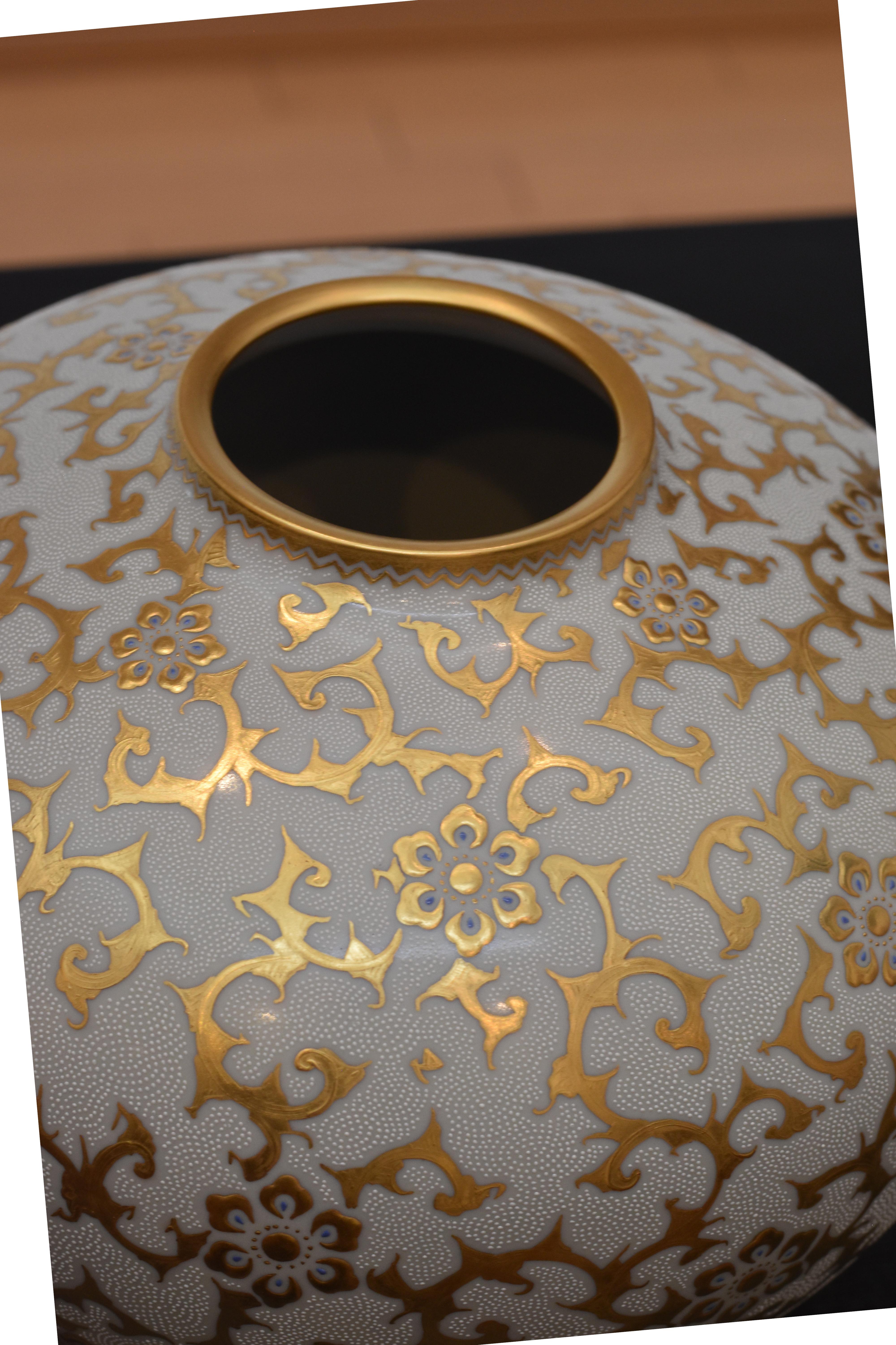 Contemporary Japanese White Pure Gold Porcelain Vase by Master Artist, 2 In New Condition For Sale In Takarazuka, JP