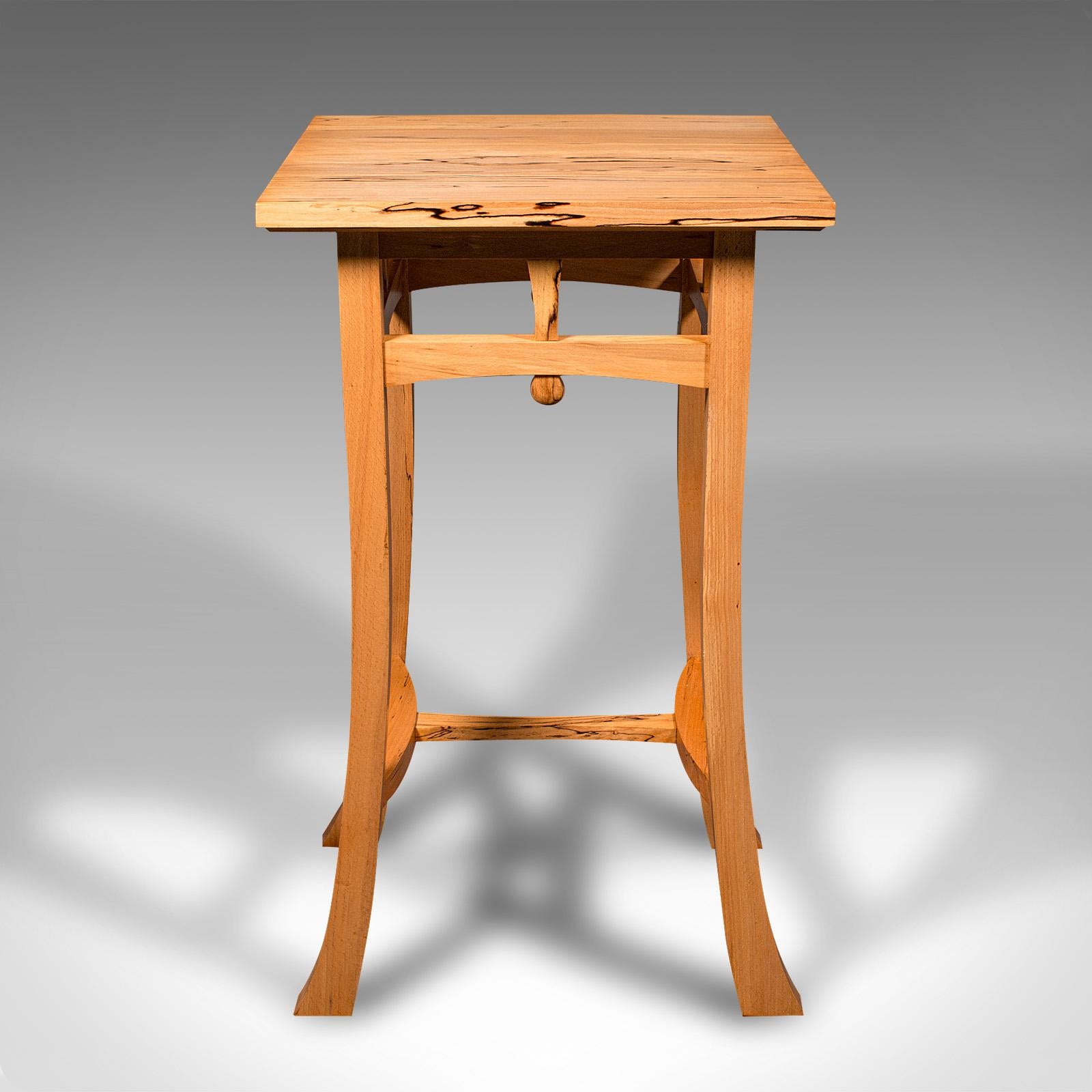 
Il s'agit d'un porte-jardinière contemporain. Une table d'appoint anglaise en hêtre dans le goût de l'école de Cotswold.

Un stand magnifiquement présenté avec une courbure fascinante
Patine contemporaine souhaitable et en bon état.
Les stocks de