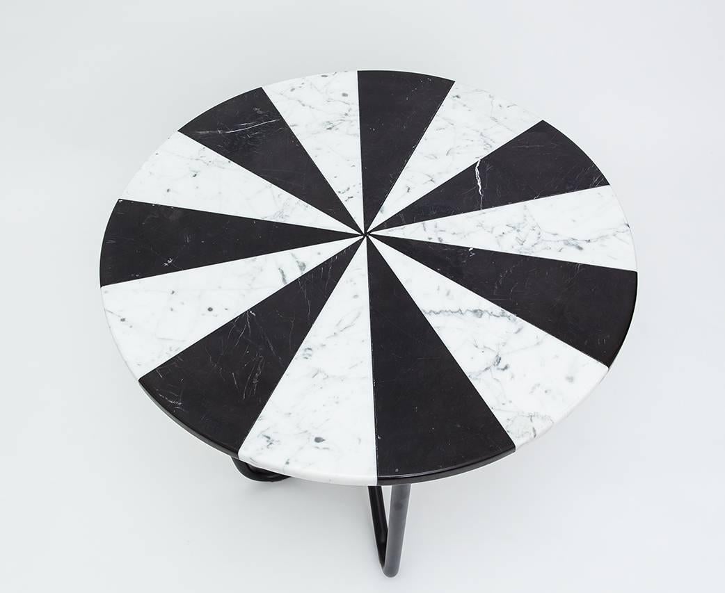 Mesa auxiliar contemporánea de mármol monocromo Jasmine Pizza con patas de metal negro Artes y manualidades en venta