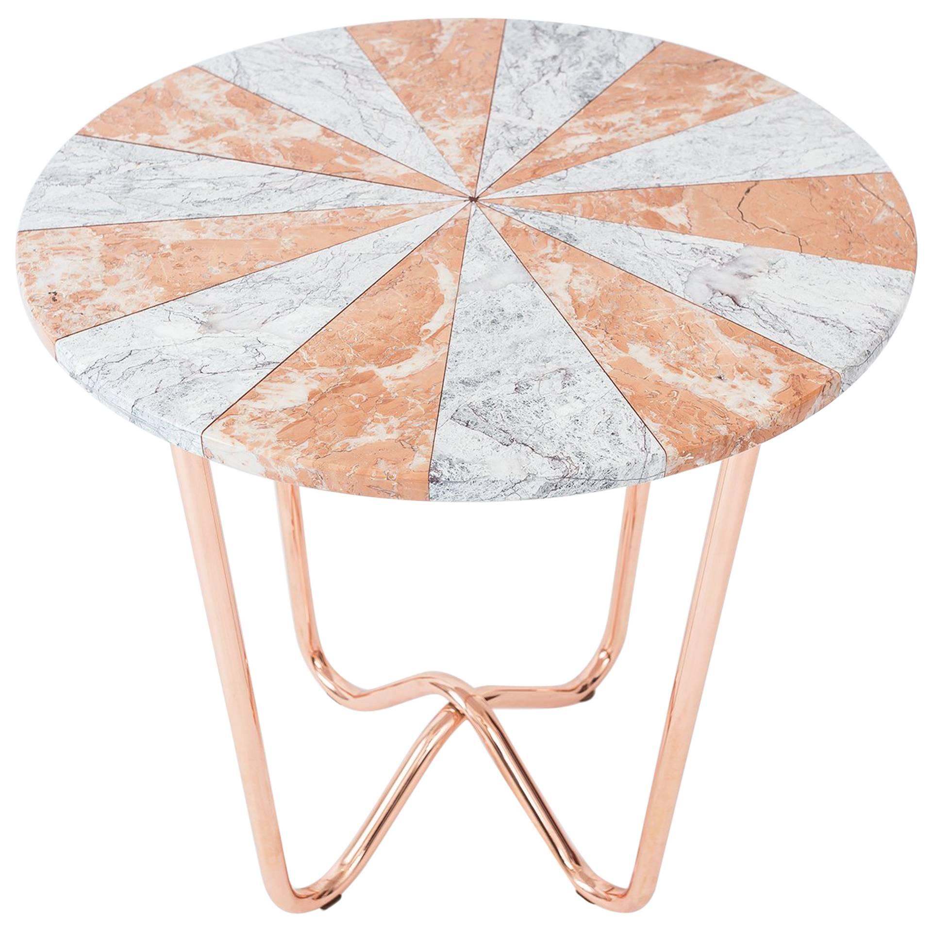 Table d'appoint contemporaine Jasmine Pizza en marbre rose avec pieds en cuivre poli