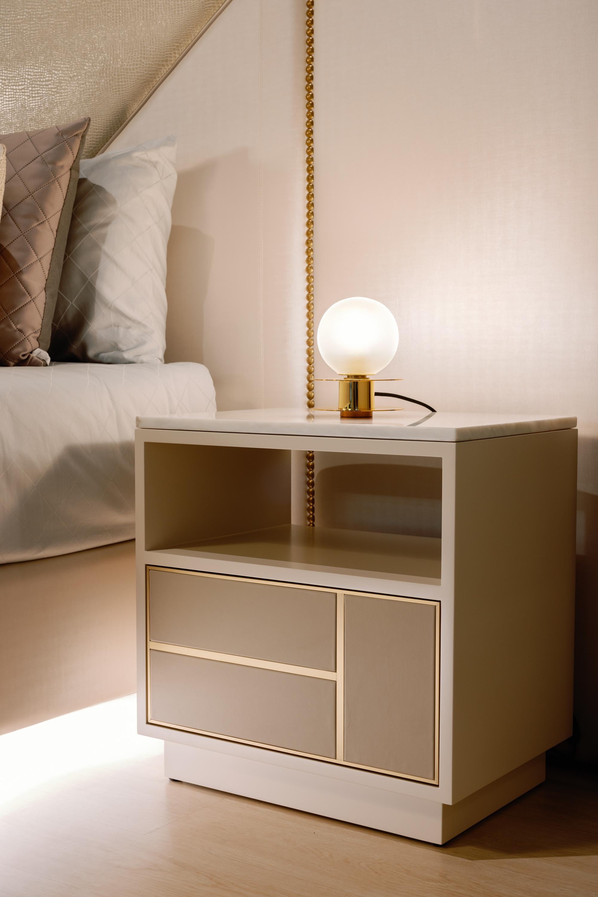 Contemporary Jensen Set/2 Nightstands Bedside Tables, Marble, By Greenapple Cepillado en venta