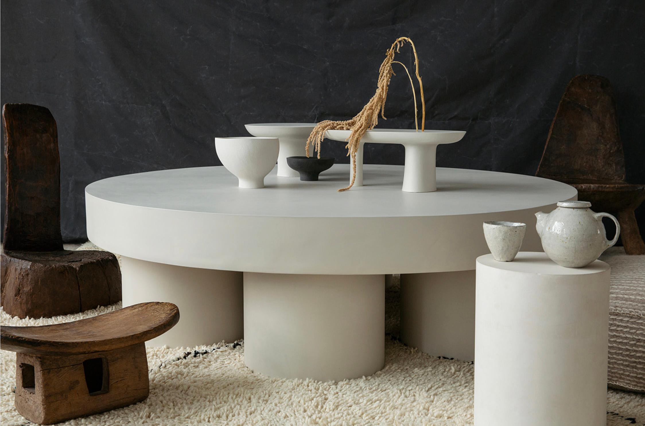 Moderne Table basse contemporaine Jesmonite, Table basse Pilotis de Malgorzata Bany en vente