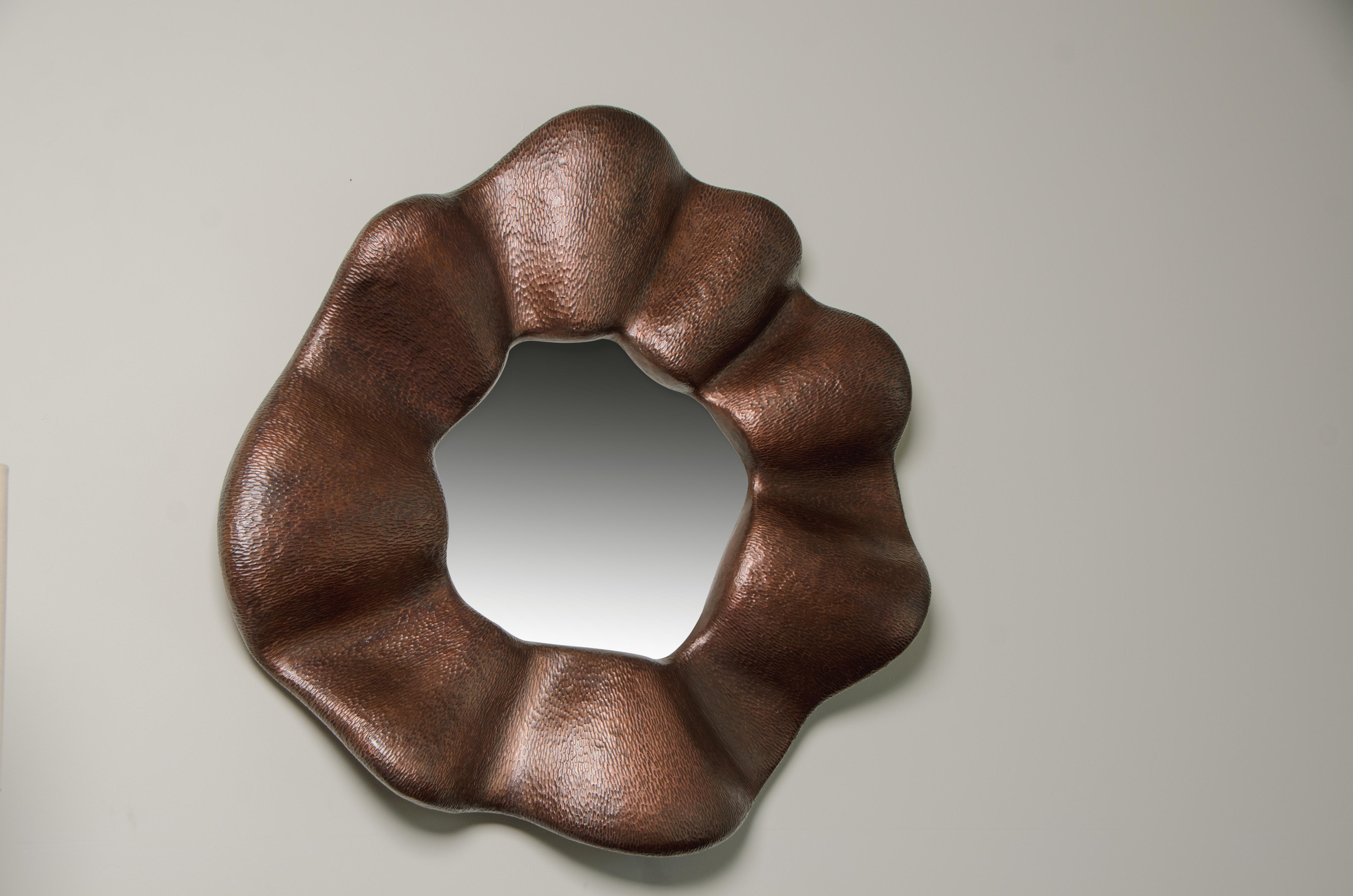 Zeitgenössischer Ji Guan-Spiegel aus handrepoussiertem Kupfer von Robert Kuo (Moderne) im Angebot