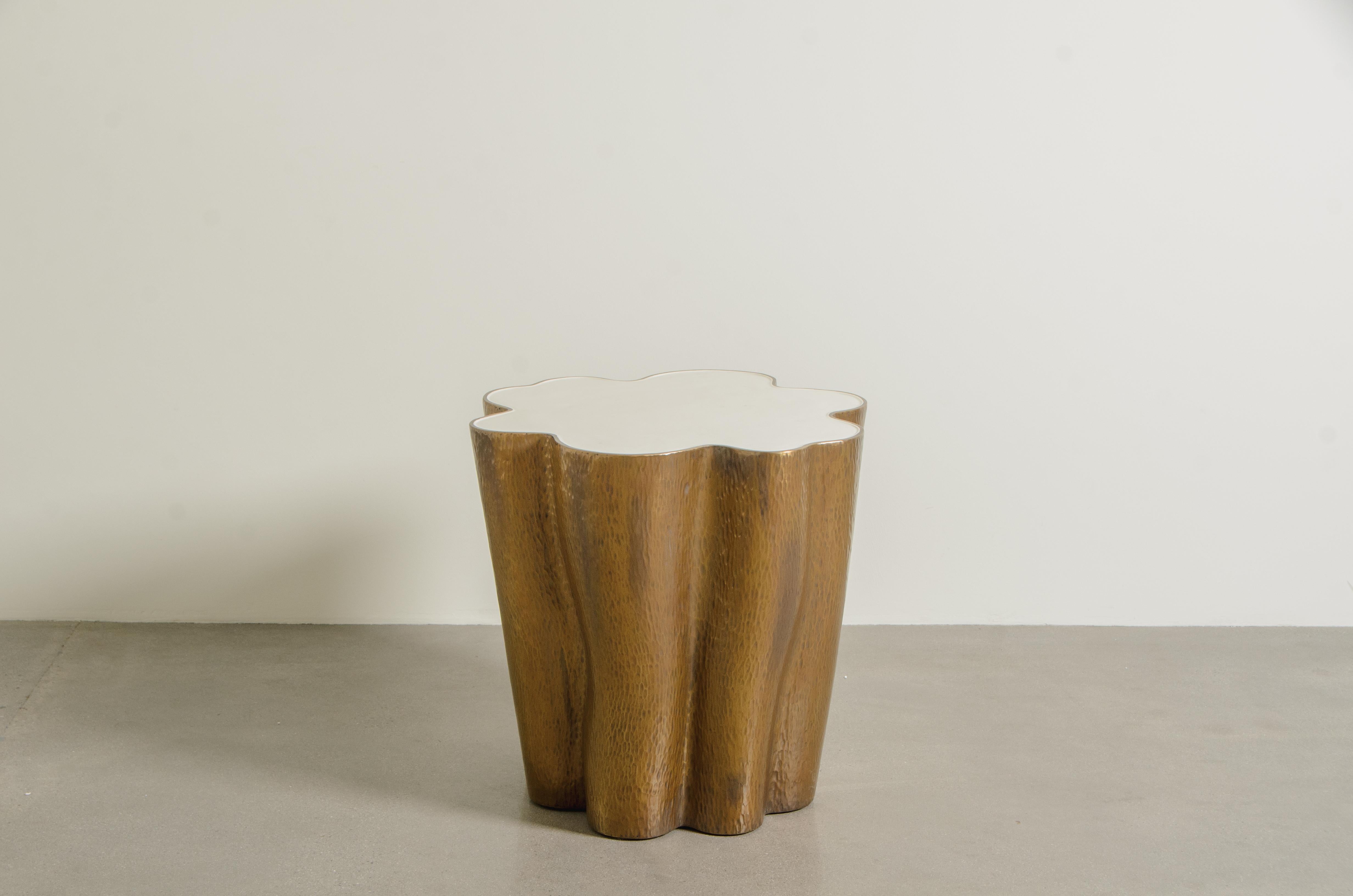 Contemporary Ji Guan Side Table in Cream Lacquer and Brass by Robert Kuo For Sale 4
