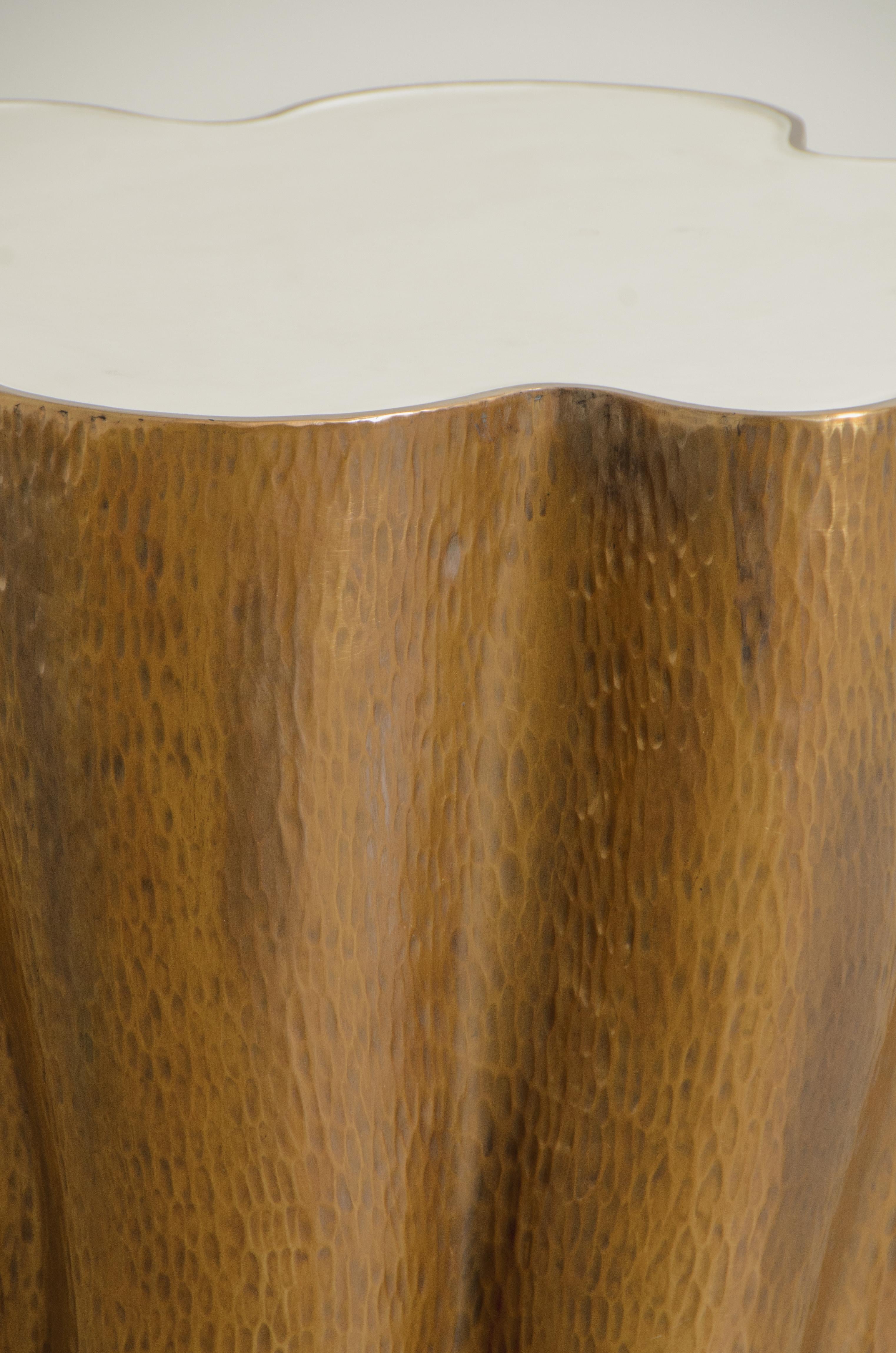 Contemporary Ji Guan Side Table in Cream Lacquer and Brass by Robert Kuo For Sale 5