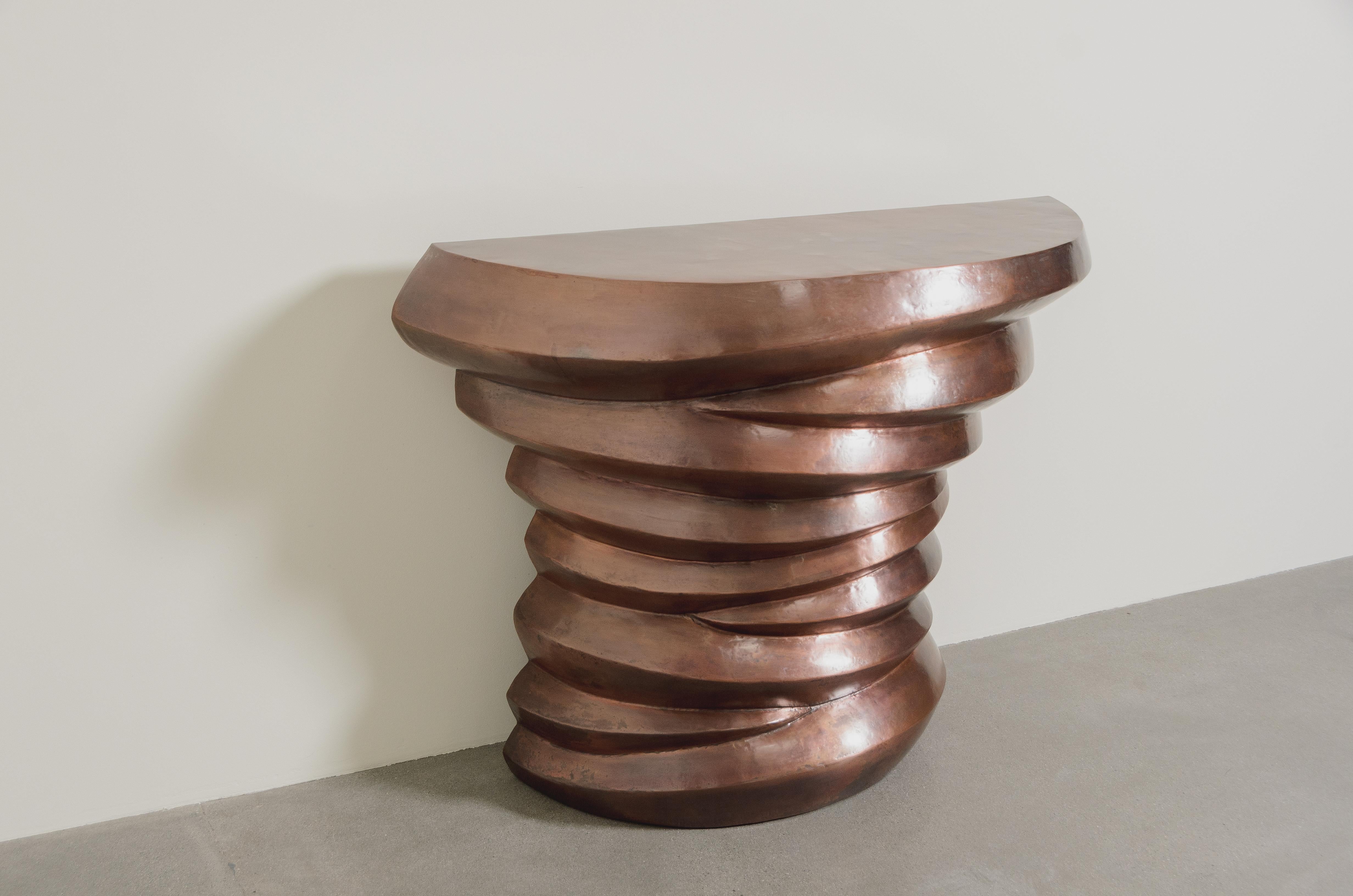 Repoussé Table Demi Lune contemporaine de Jie Design en cuivre antique par Robert Theo  en vente