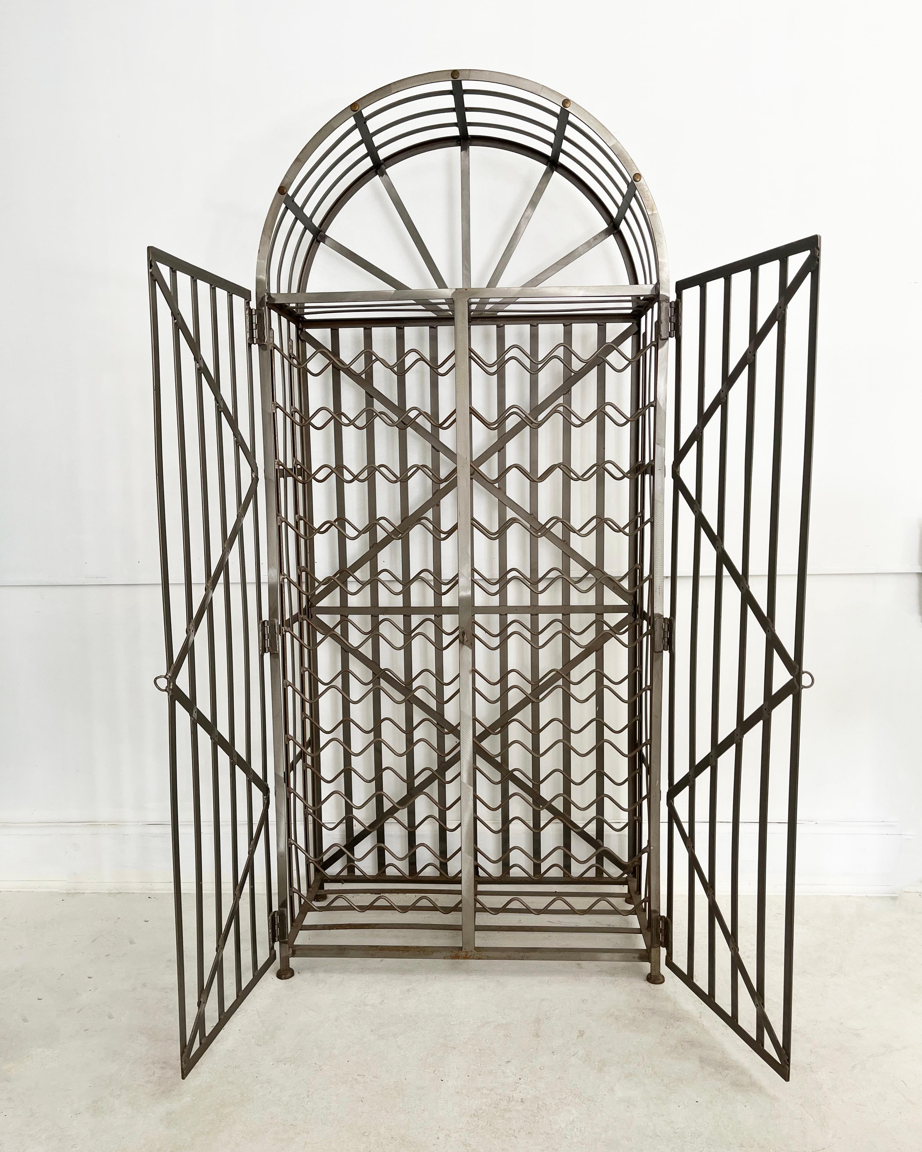 Américain Armoire à vin Contemporary 88 Bottle Locking Steel Cabinet en vente