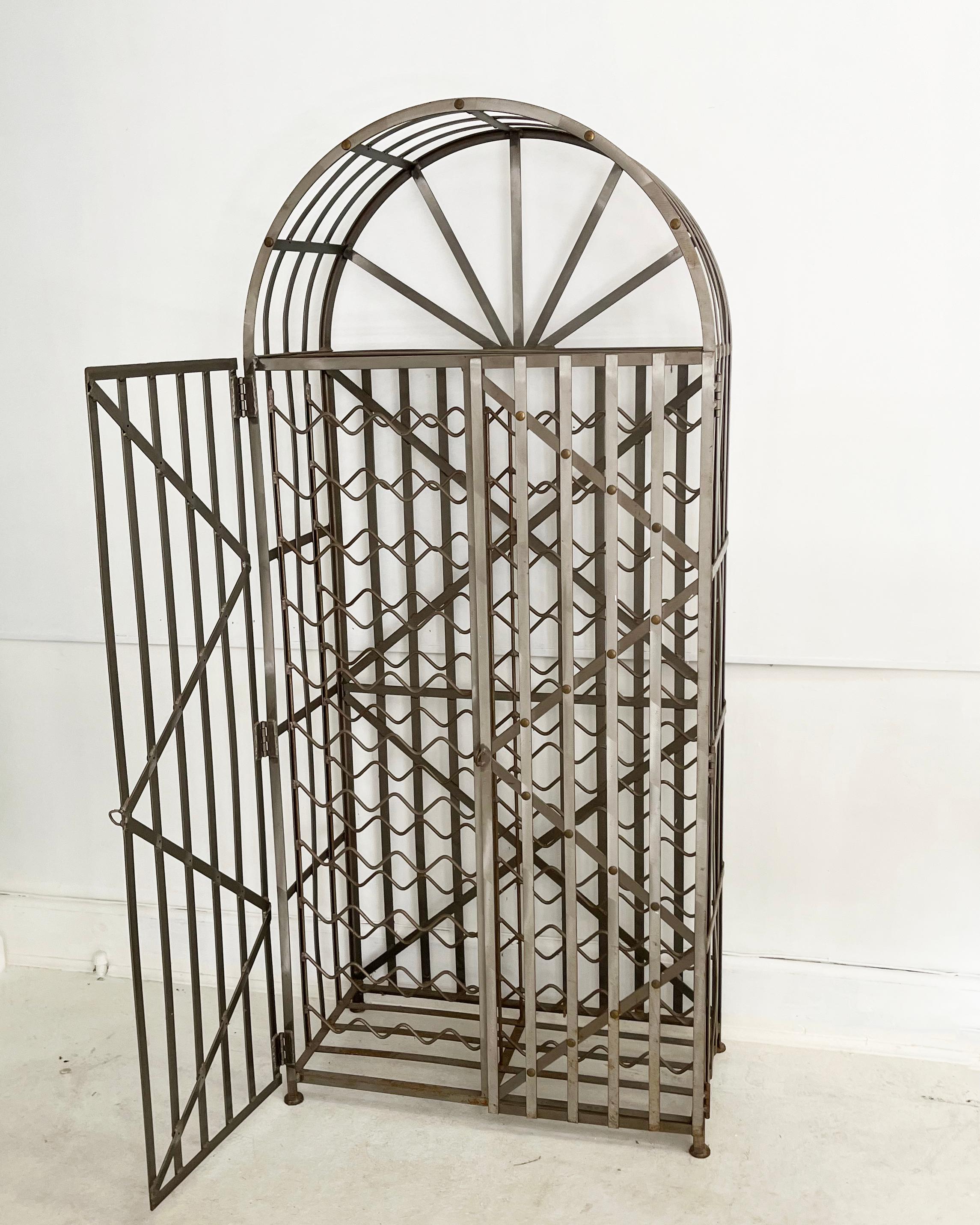 Soudé Armoire à vin Contemporary 88 Bottle Locking Steel Cabinet en vente