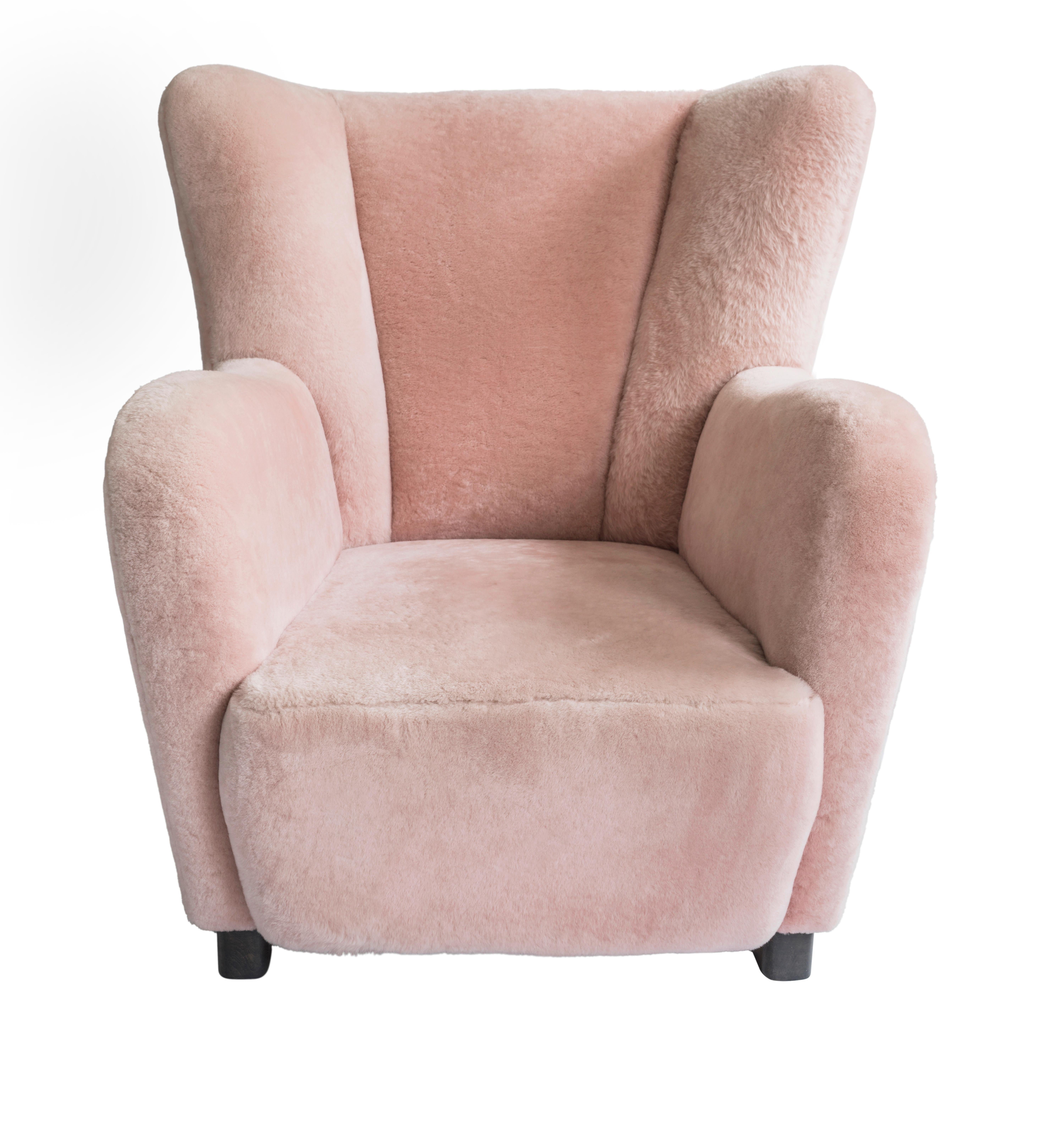 Zeitgenössischer Jolene-Sessel aus rosa Schafsfell, skandinavisch inspiriert, Mitte des Jahrhunderts (Moderne) im Angebot