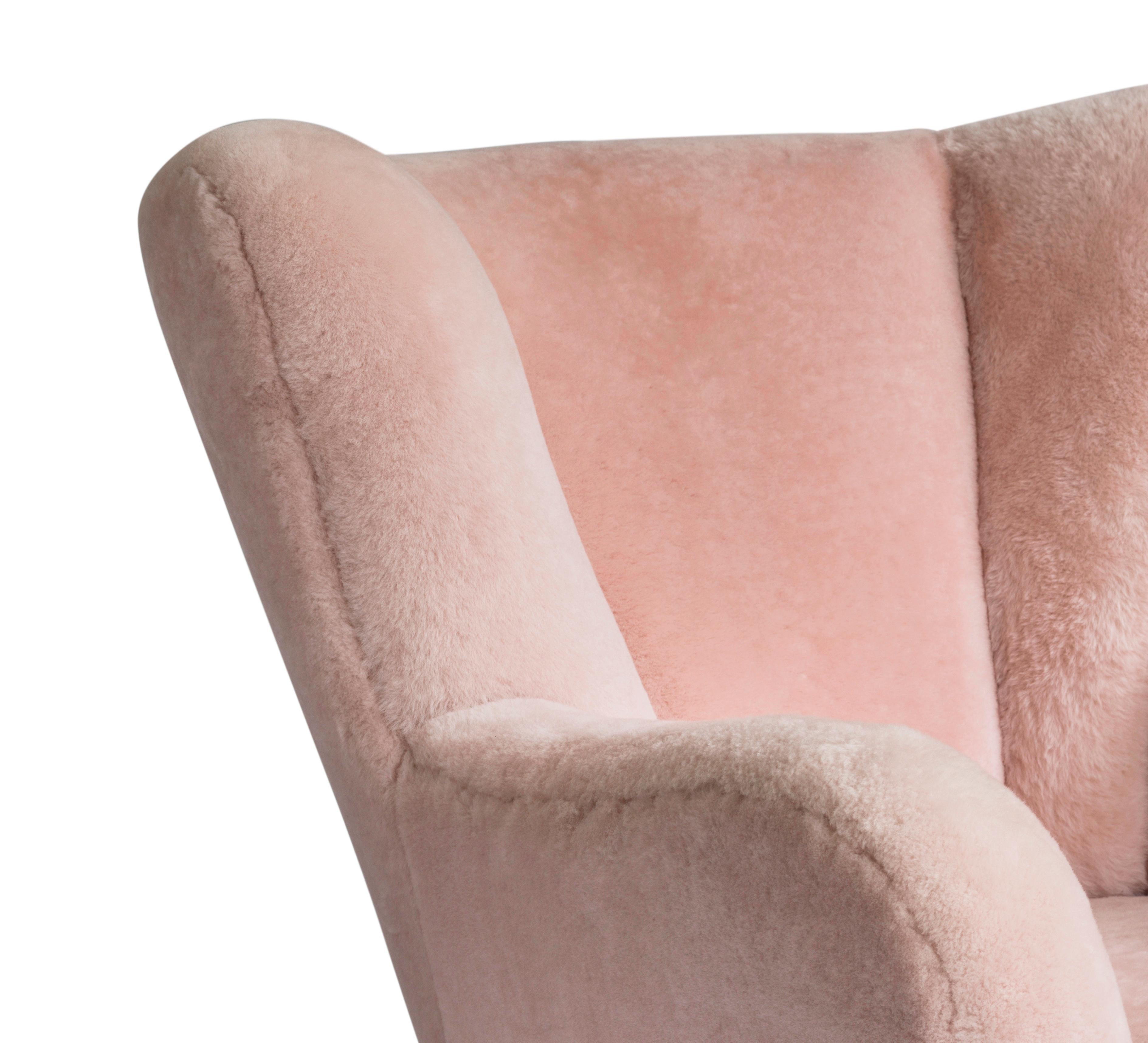 Zeitgenössischer Jolene-Sessel aus rosa Schafsfell, skandinavisch inspiriert, Mitte des Jahrhunderts (Geschnitzt) im Angebot