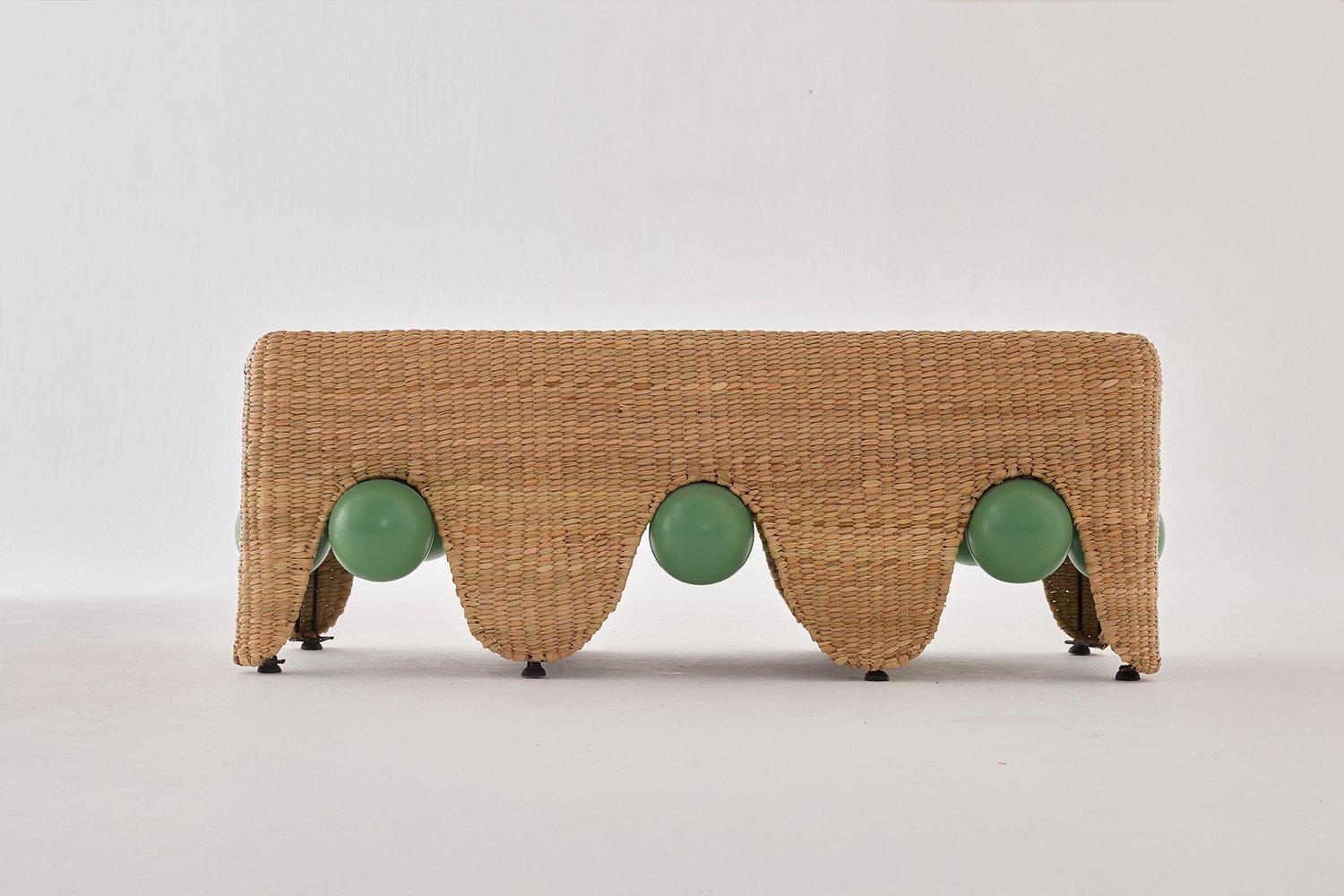 Banc Jolgorio

Au cœur du banc Jolgorio se trouve une structure métallique robuste, gage de durabilité et de stabilité. Cette base solide est enveloppée d'une vibrante tapisserie de fibres Chuspata, méticuleusement tissée à la main pour créer une