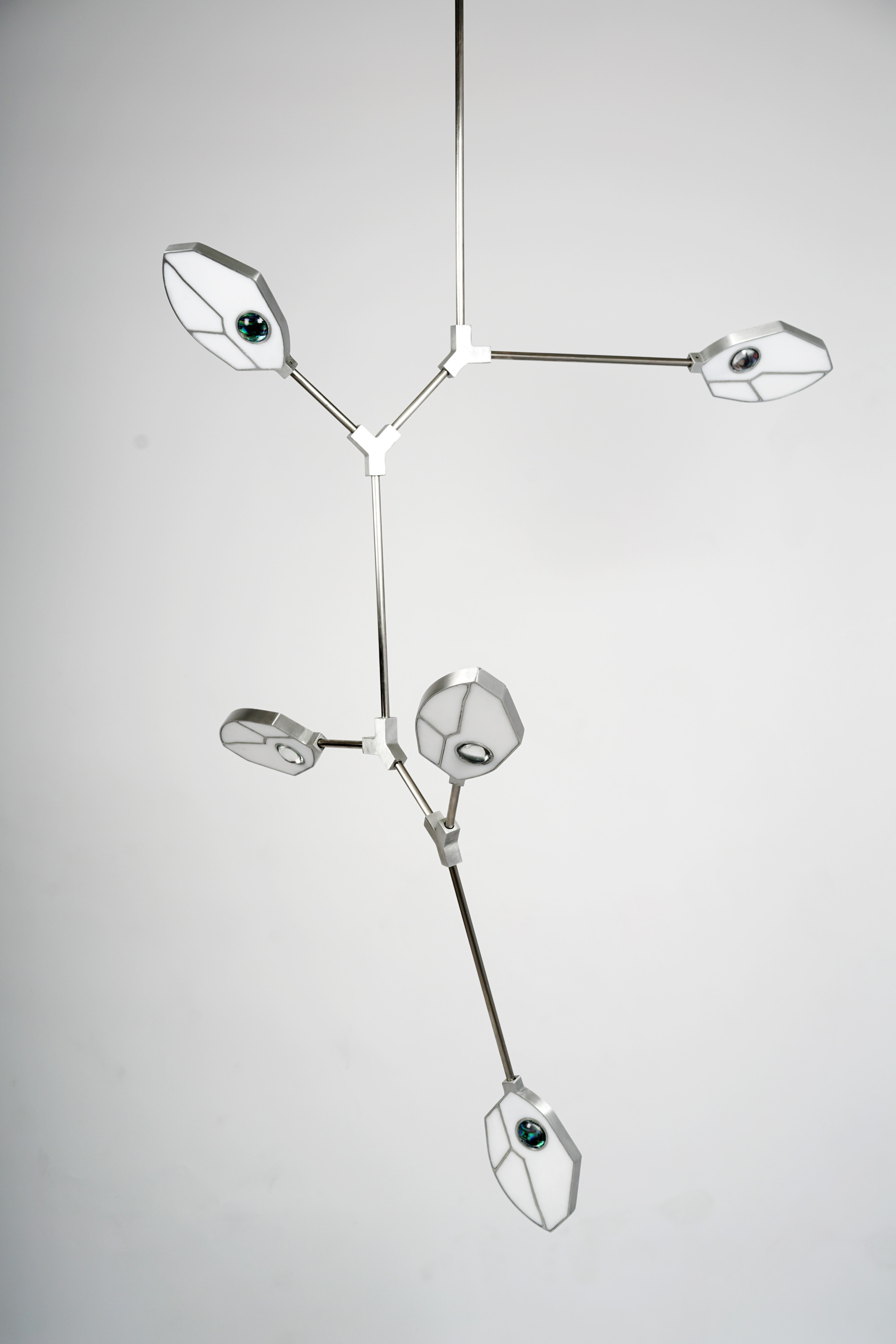 Inspirándose en la necesidad de luz para la vida, la gama Joni es una representación de la fotosíntesis, el proceso por el que las plantas convierten la luz solar en alimento. 

Dentro de cada estructura de luz LED en forma de hoja, una semiesfera
