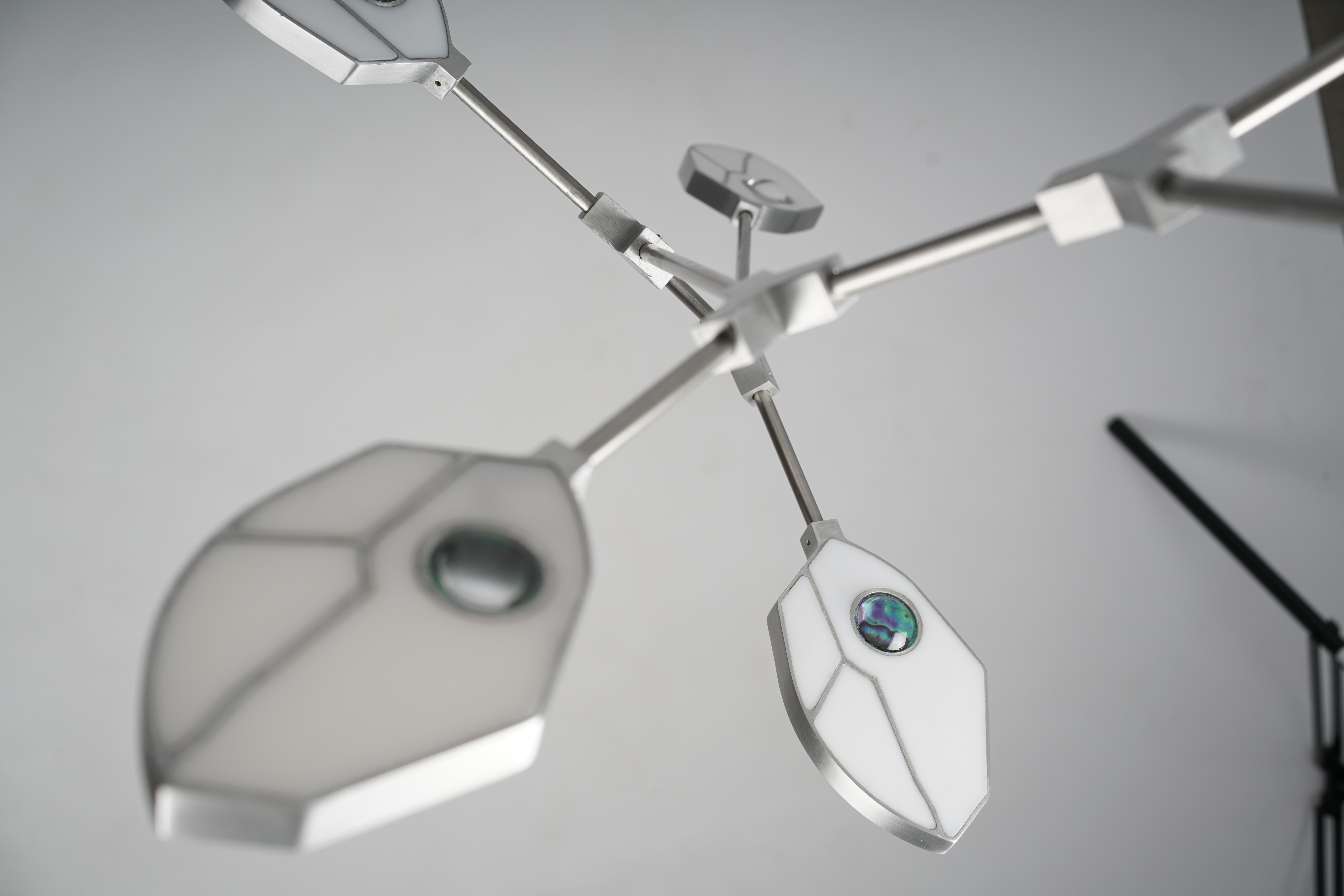 Zeitgenössischer Joni Config. 1 LED-Kronleuchter mit Kristall und Pua-Muschel  (Skandinavisch) im Angebot