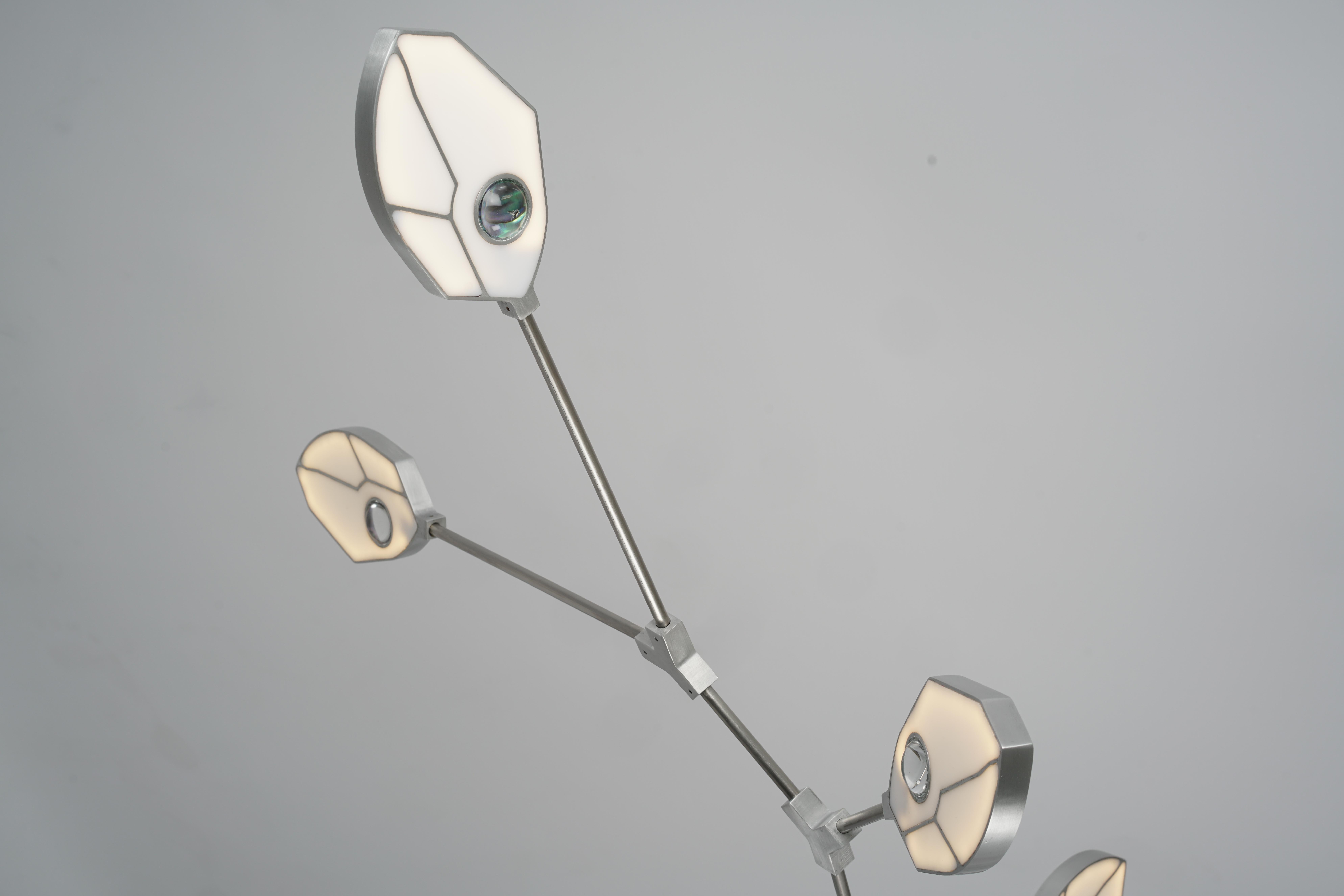 Zeitgenössischer Joni Config. 1 LED-Kronleuchter mit Kristall und Pua-Muschel  (Messing) im Angebot