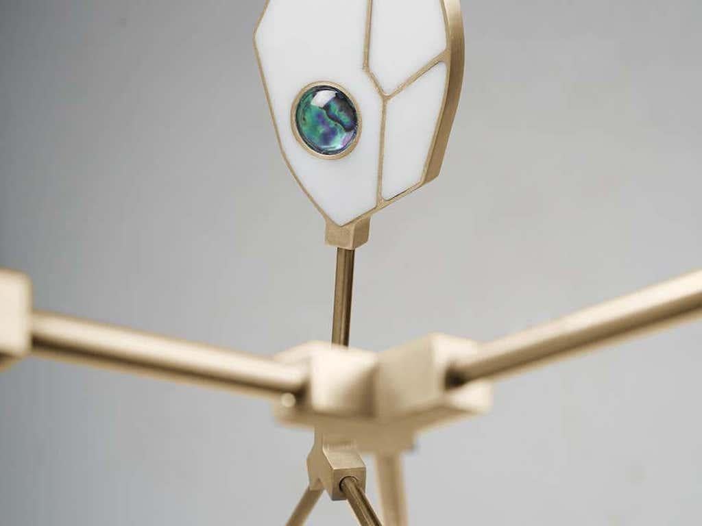 Scandinave Lustre LED sculptural contemporain fait à la main. Cristal, et coquille de pua. Petit en vente