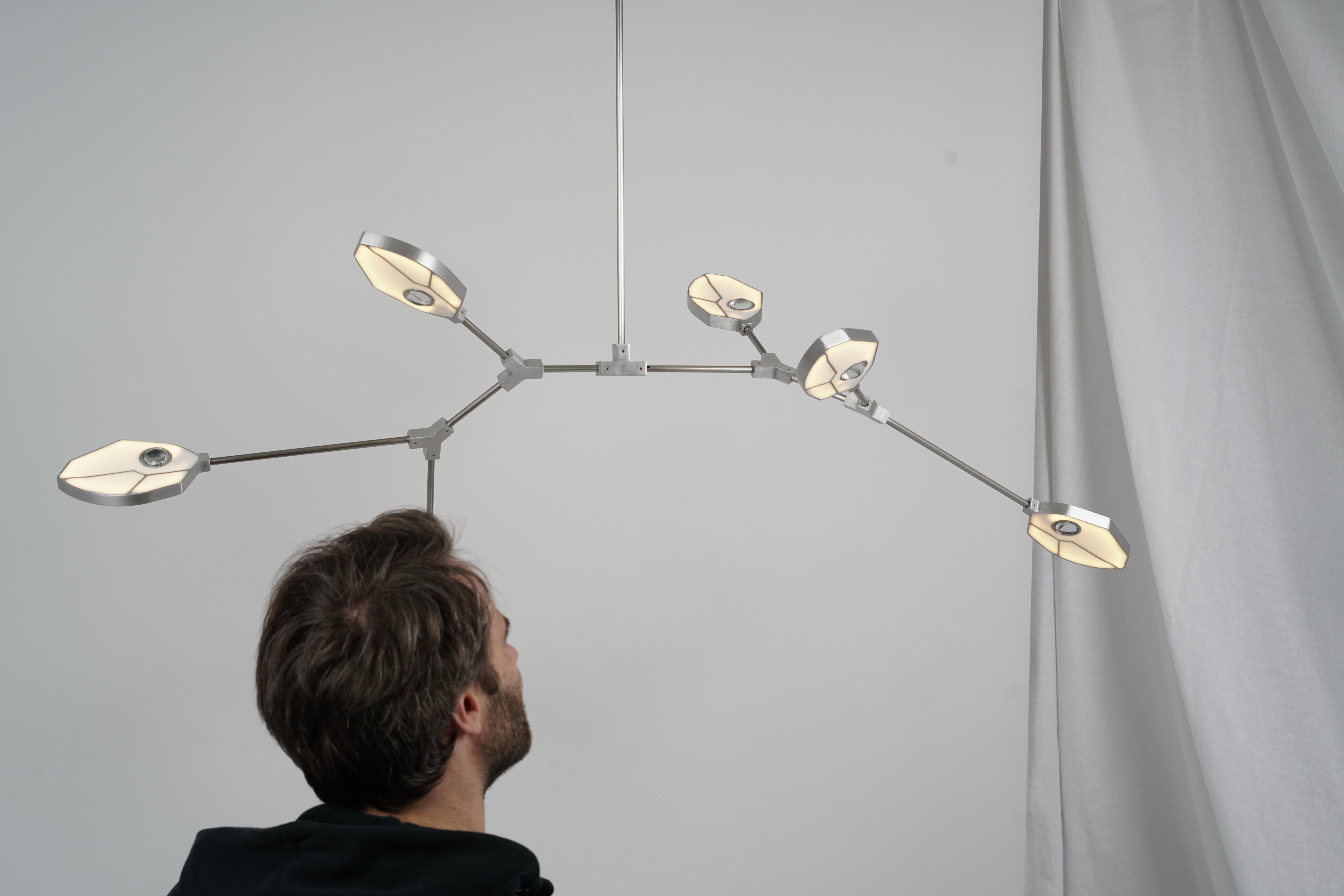 Lustre LED sculptural contemporain fait à la main. Cristal, et coquille de pua. Petit Neuf - En vente à Torslanda, SE