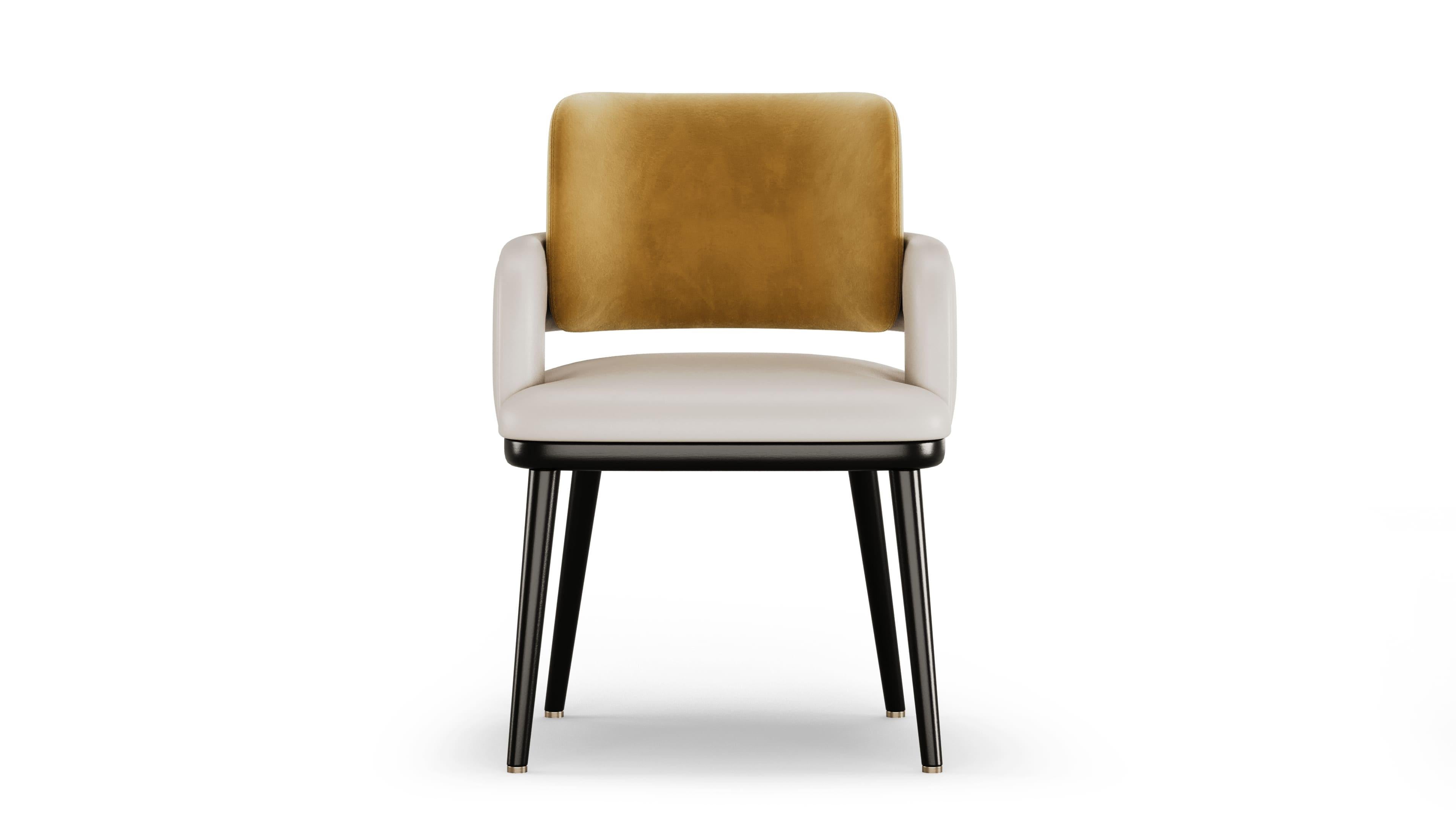 La silla Julian destaca por su llamativo diseño de respaldo abierto, que combina a la perfección la estética moderna con la elegancia clásica. La sofisticada silueta de la silla presenta un respaldo abierto de contornos elegantes que añade un toque