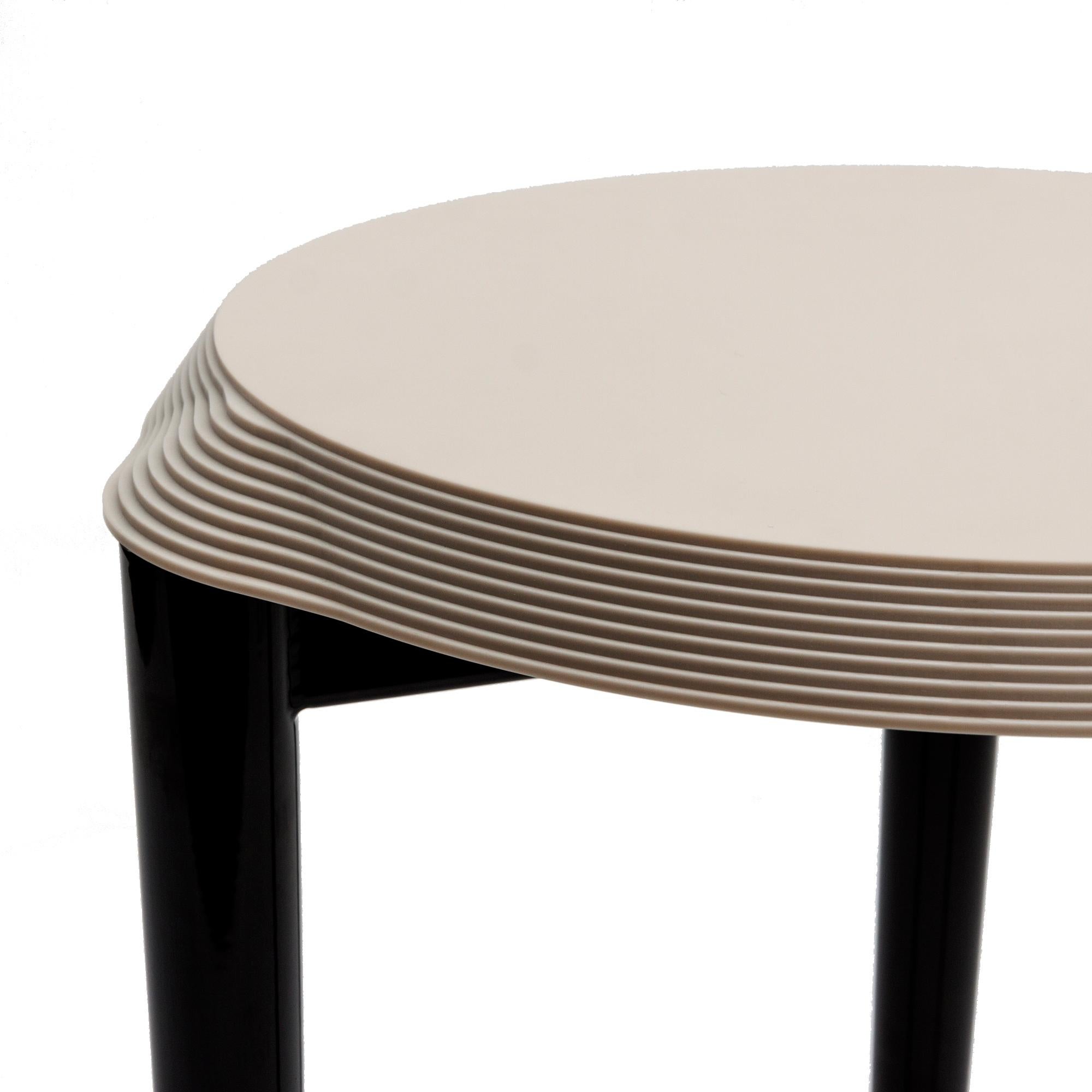 The ‘Jump’ stools are characterized by circular seats of corian material, supported by three metal legs.
The circular seats are worked with slight differences of thickness that gradually increase and follow the circularity of the legs.
The high