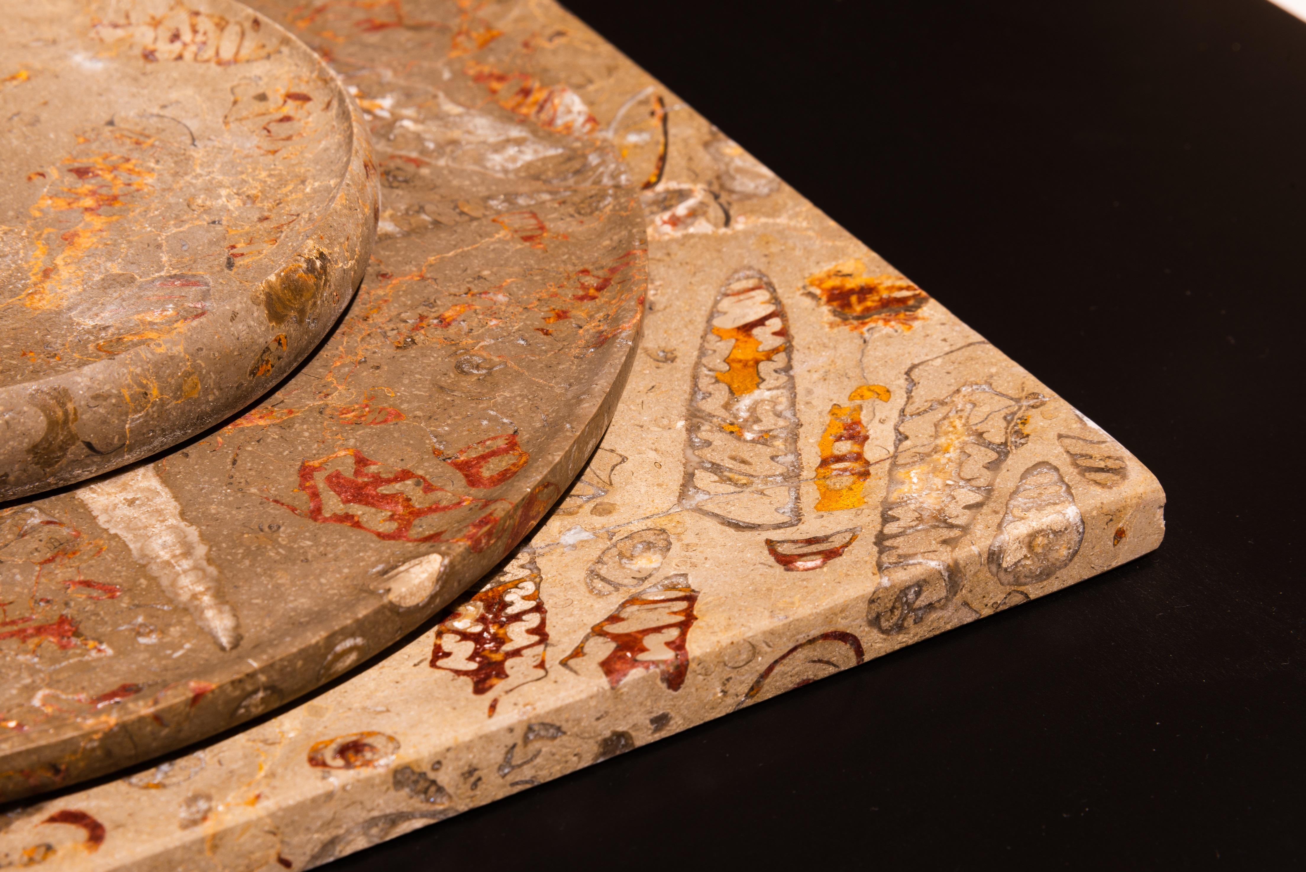 Marbre Assiette souterraine contemporaine Aina en marbre fossile jurassique, collection Living en vente