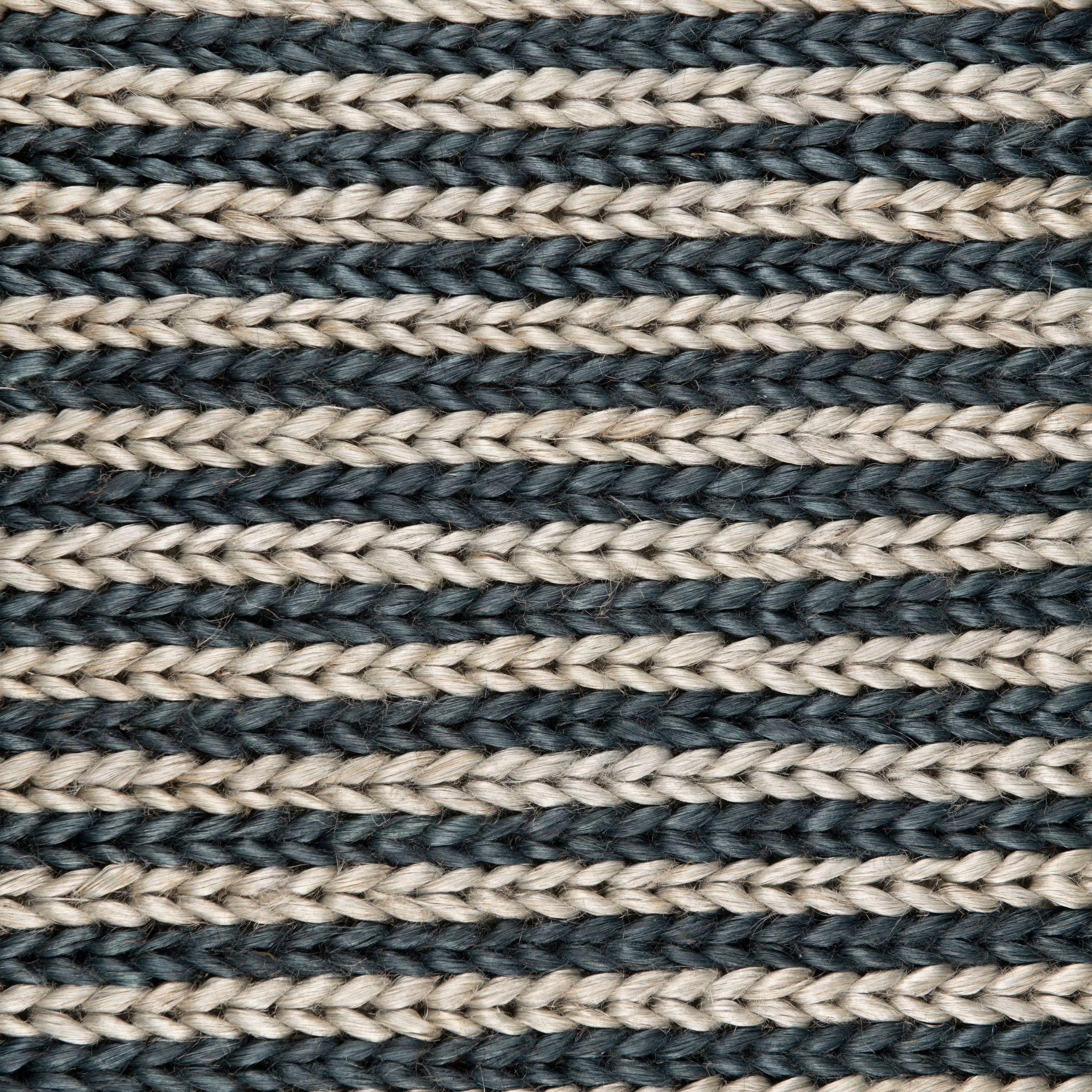 Les rayures intemporelles apportent une touche personnalisée à n'importe quelle pièce. Notre version de ce motif classique présente des rangées de tresses de jute dans des couleurs contrastées qui attirent l'attention. Simple et frais, notre tapis