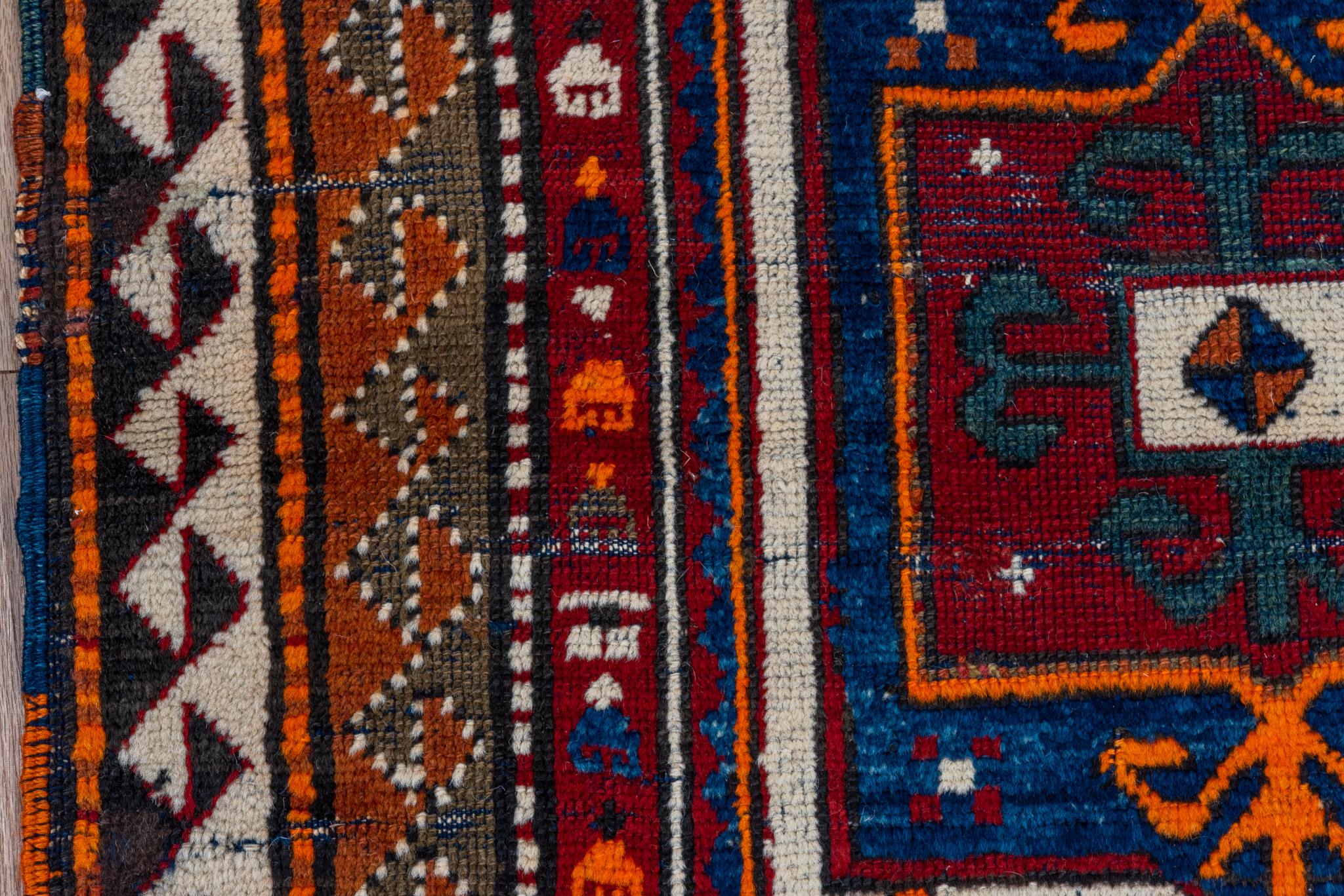 Zeitgenössischer Kazak-Teppich mit harmonischer Geometrie (20. Jahrhundert) im Angebot