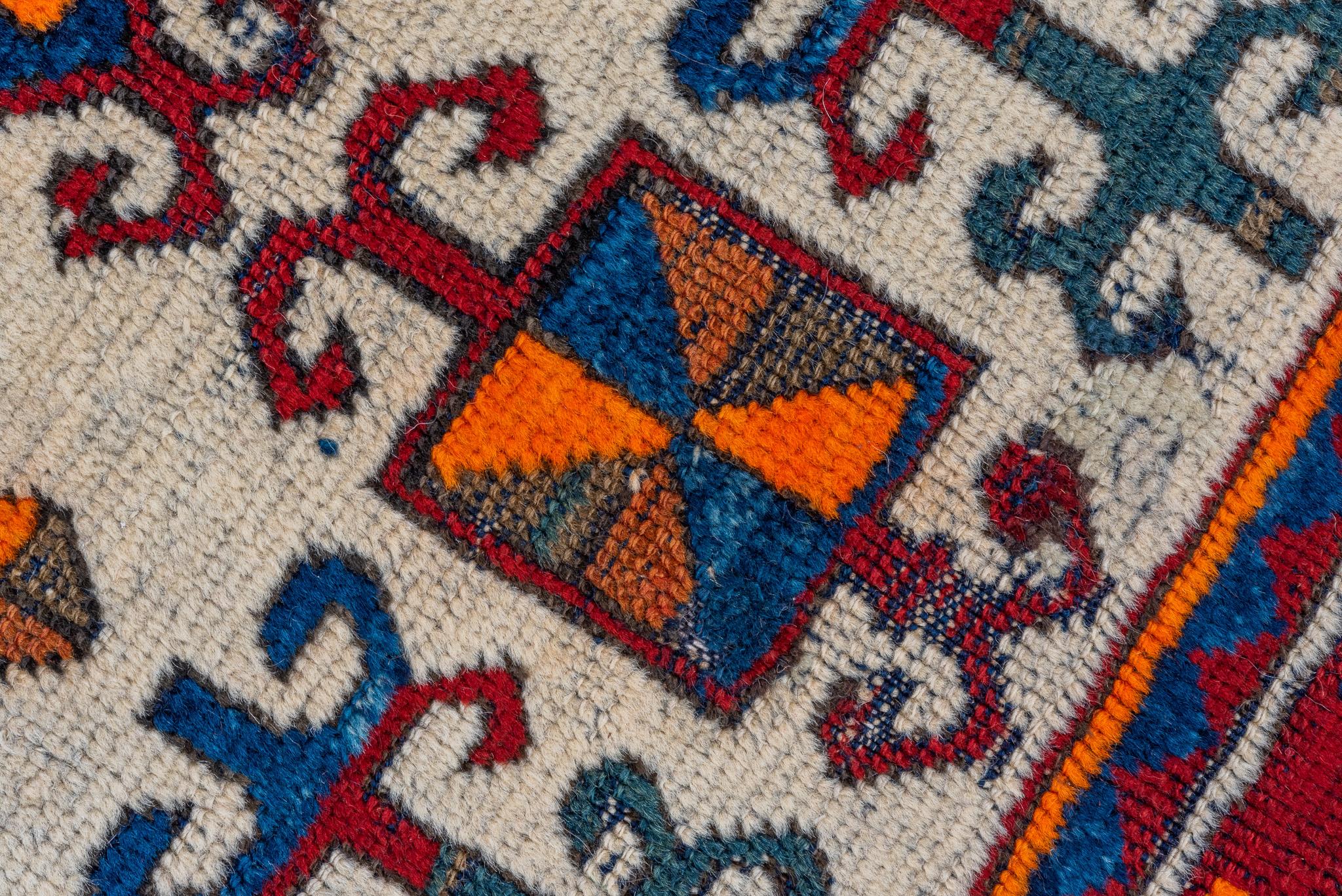 Zeitgenössischer Kazak-Teppich mit harmonischer Geometrie (Wolle) im Angebot