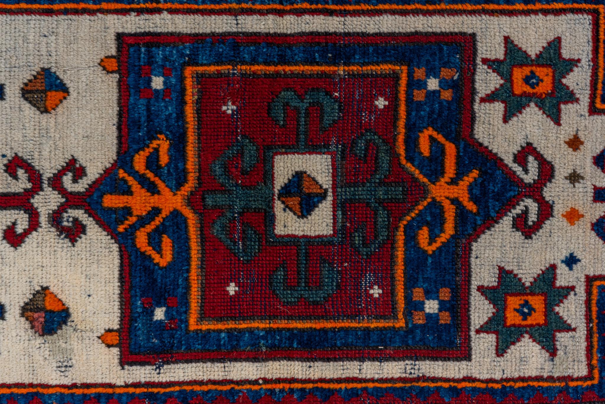 Zeitgenössischer Kazak-Teppich mit harmonischer Geometrie im Angebot 1