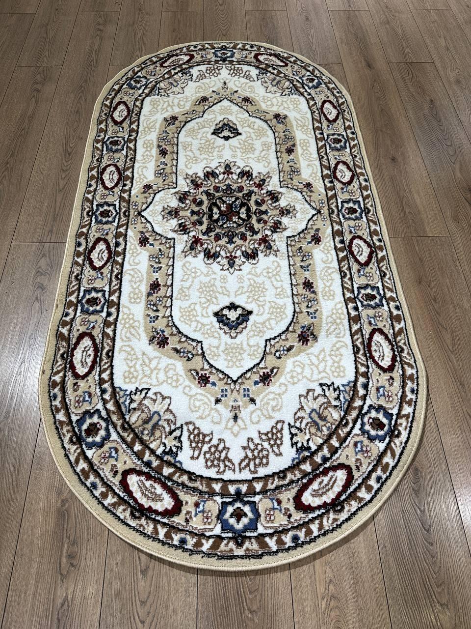 Bringen Sie Eleganz in Ihr Zuhause mit diesem modernen ovalen Teppich aus Kasachstan mit den Maßen 100 cm x 200 cm (3,3' x 6,6'). Dieser neue, leichte Teppich ist aus strapazierfähigem Polypropylen und Jute gefertigt und bietet eine Mischung aus