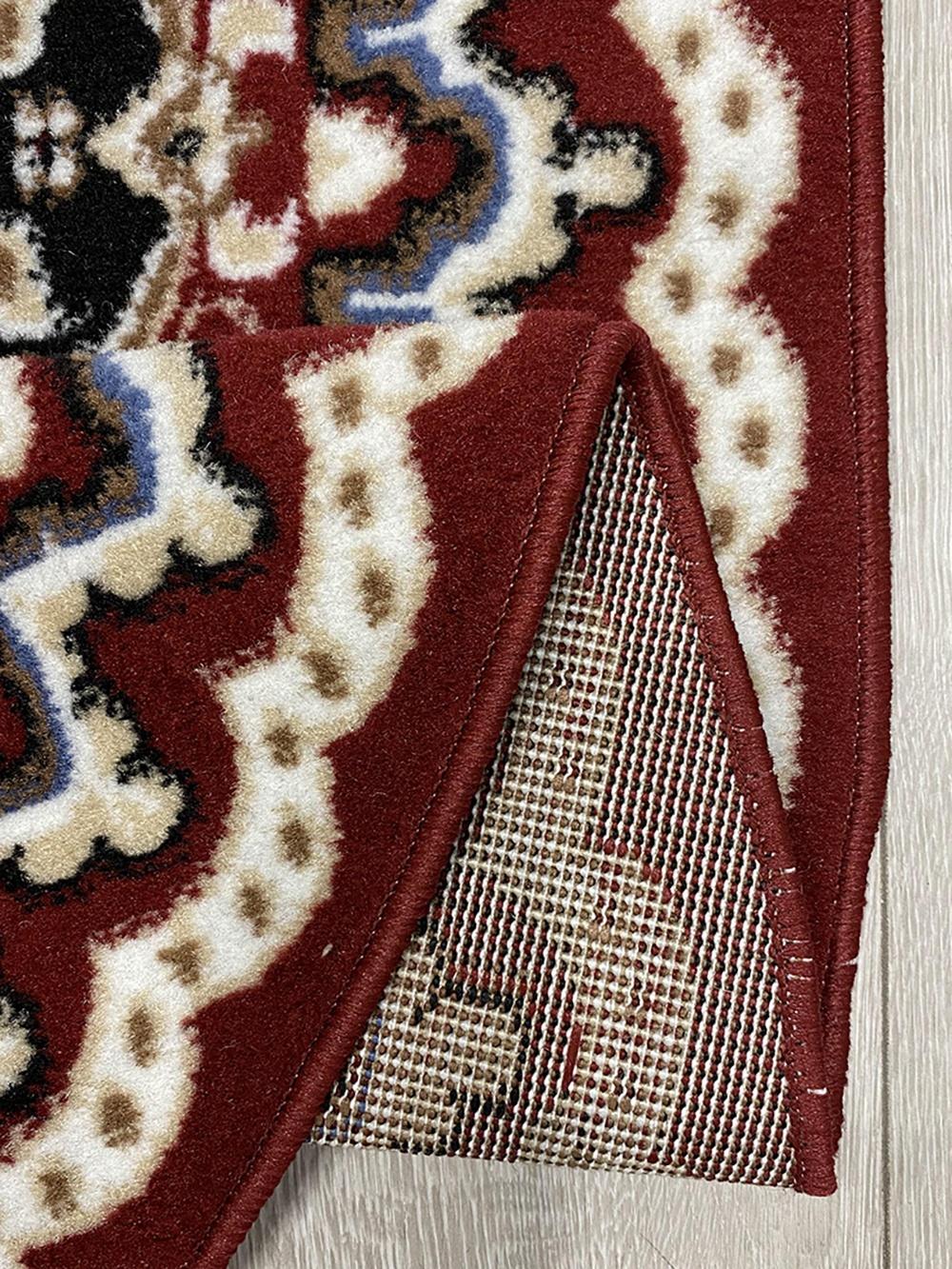 Dieser moderne kasachische Teppich zeigt ein klassisches Täbris-Muster in einer stilvollen ovalen Form. Dieser leichte, aus hochwertigem Polypropylen maschinell gefertigte Teppich ist in einem leuchtenden Rot gehalten und verleiht jedem Raum einen