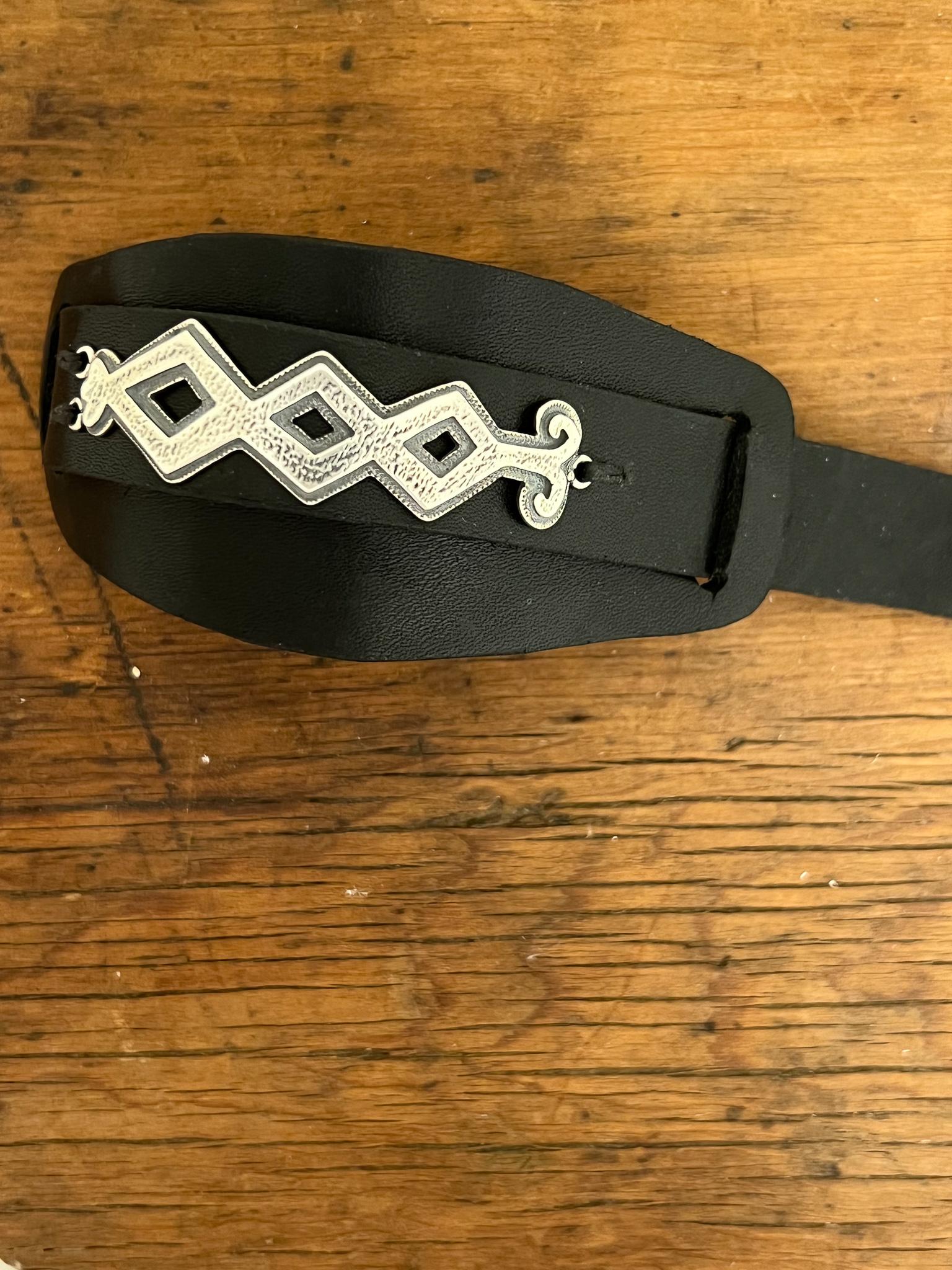 Zeitgenössische Ketoh, von Melanie A. Yazzie, Navajo, Armband, Leder, Silber (Indigene Kunst (Nord-/Südamerika)) im Angebot