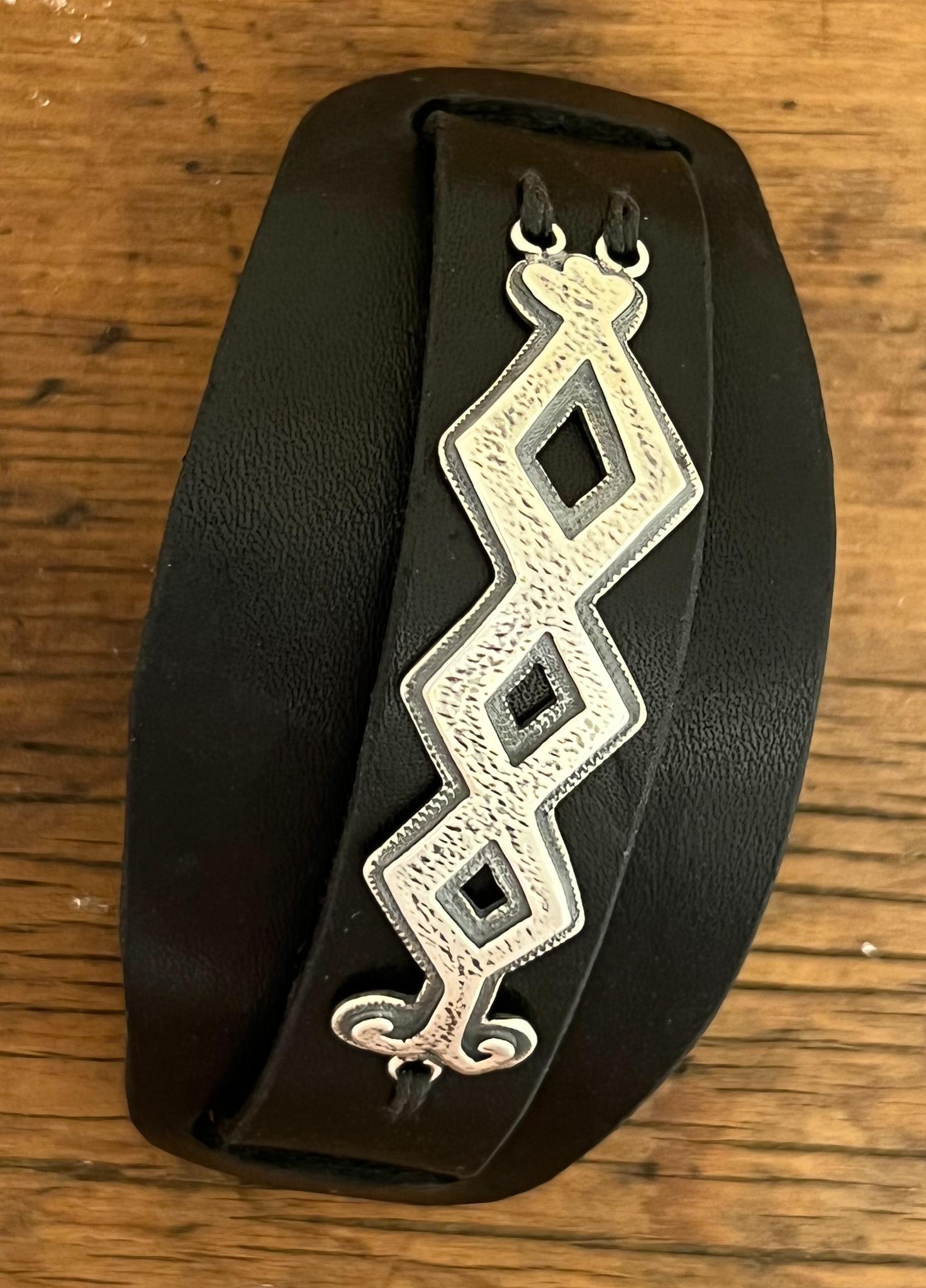 Zeitgenössische Ketoh, von Melanie A. Yazzie, Navajo, Armband, Leder, Silber im Zustand „Neu“ im Angebot in Santa Fe, NM