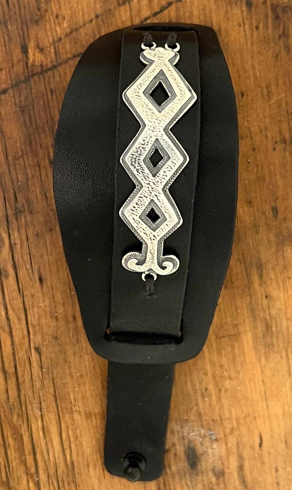 Zeitgenössische Ketoh, von Melanie A. Yazzie, Navajo, Armband, Leder, Silber für Damen oder Herren im Angebot