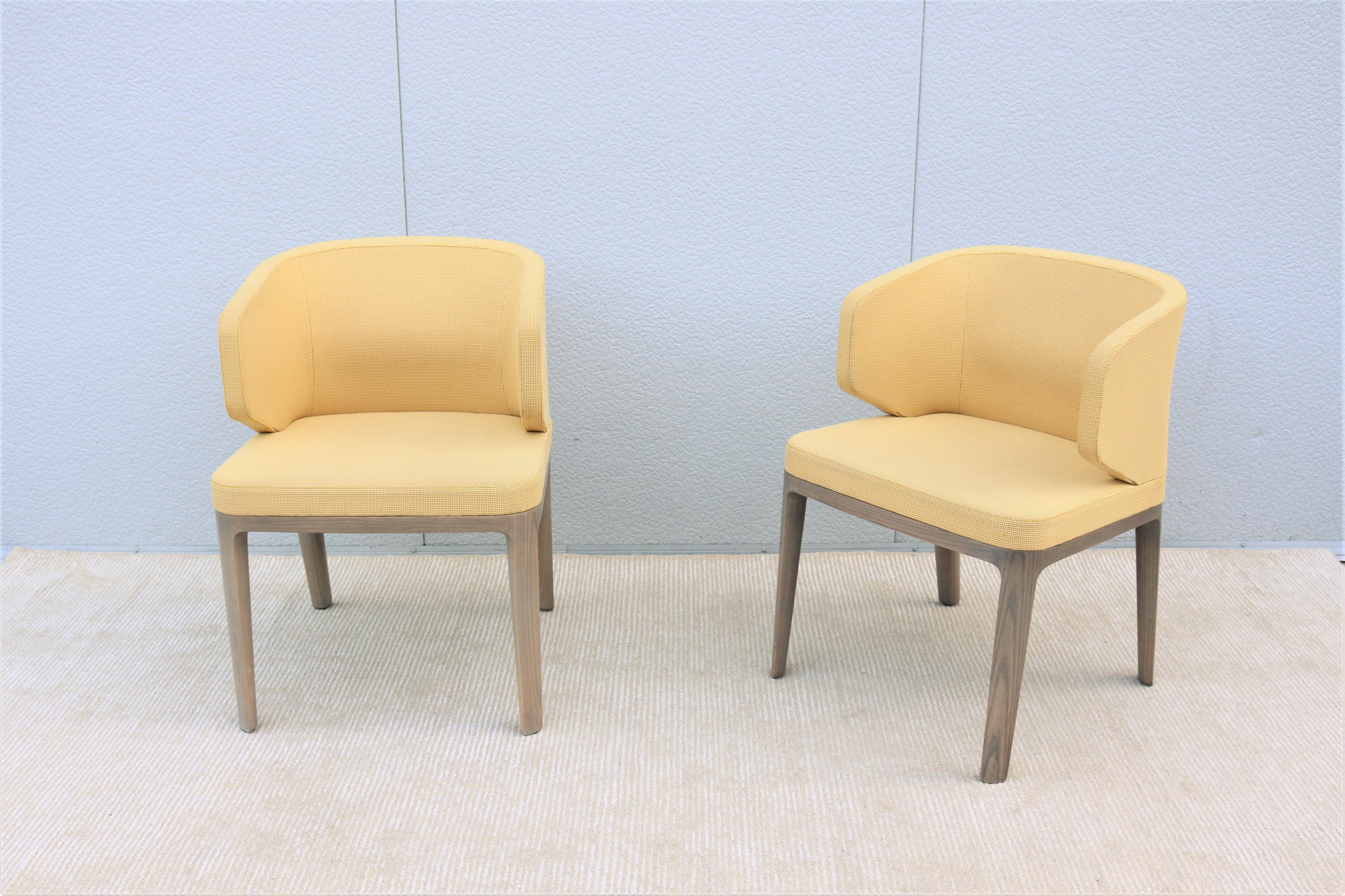 Zeitgenössische Khodi Feiz für Geiger a Line Wing-Back Guest Side Chairs, ein Paar (Moderne) im Angebot