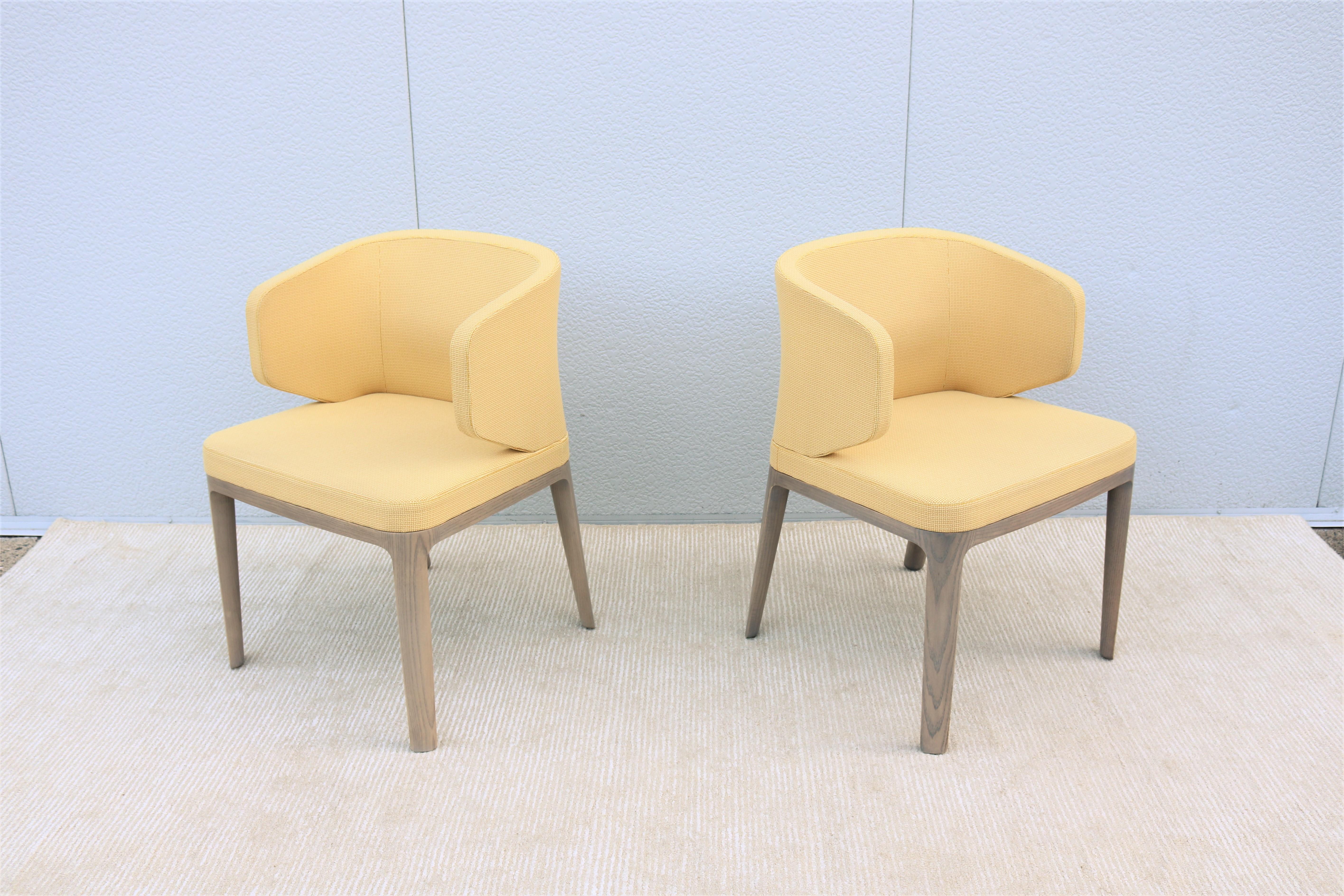 Zeitgenössische Khodi Feiz für Geiger a Line Wing-Back Guest Side Chairs, ein Paar (amerikanisch) im Angebot