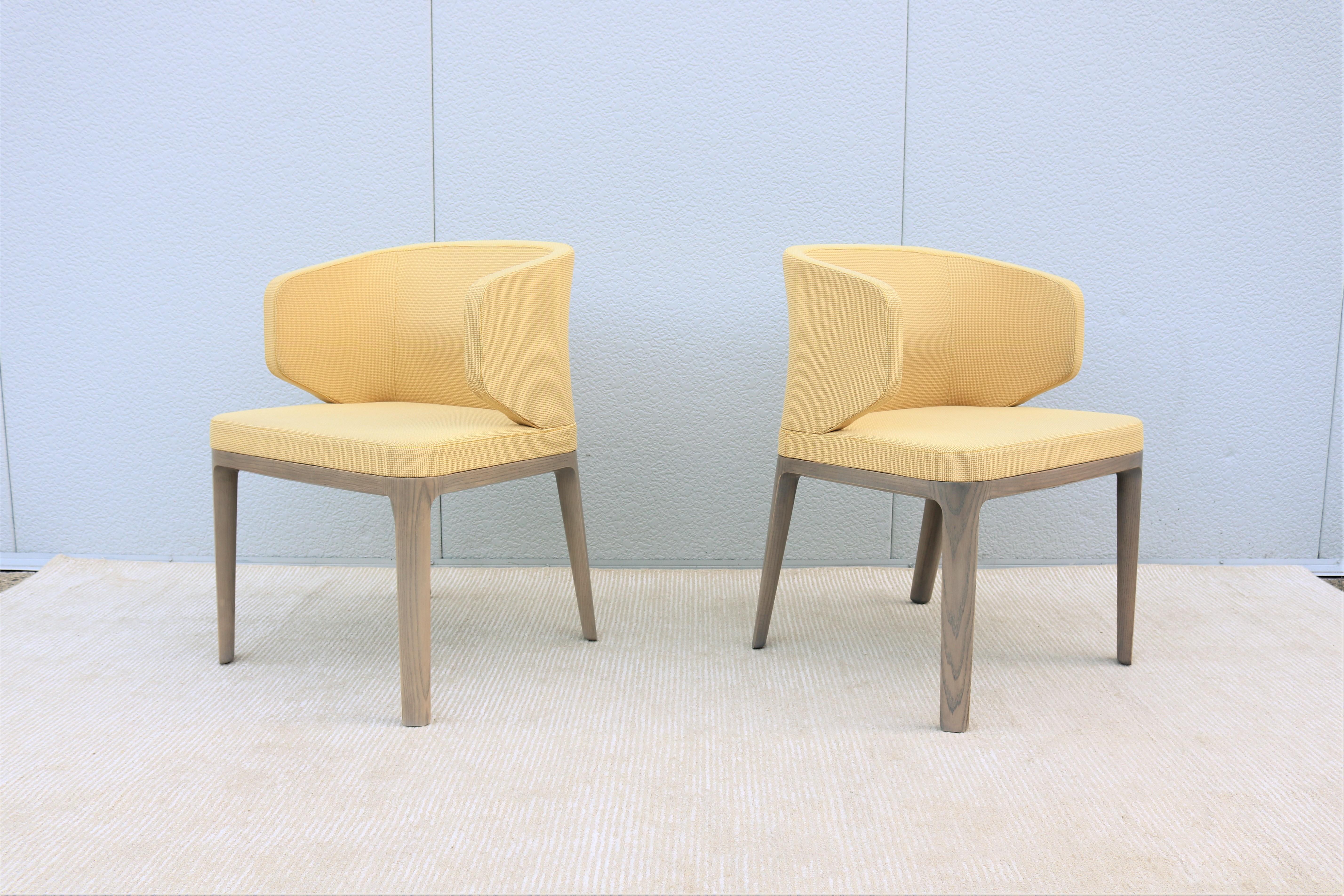Sculpté Paire de chaises d'invités contemporaines Khodi Feiz for Geiger a Line, à dossier à oreilles en vente