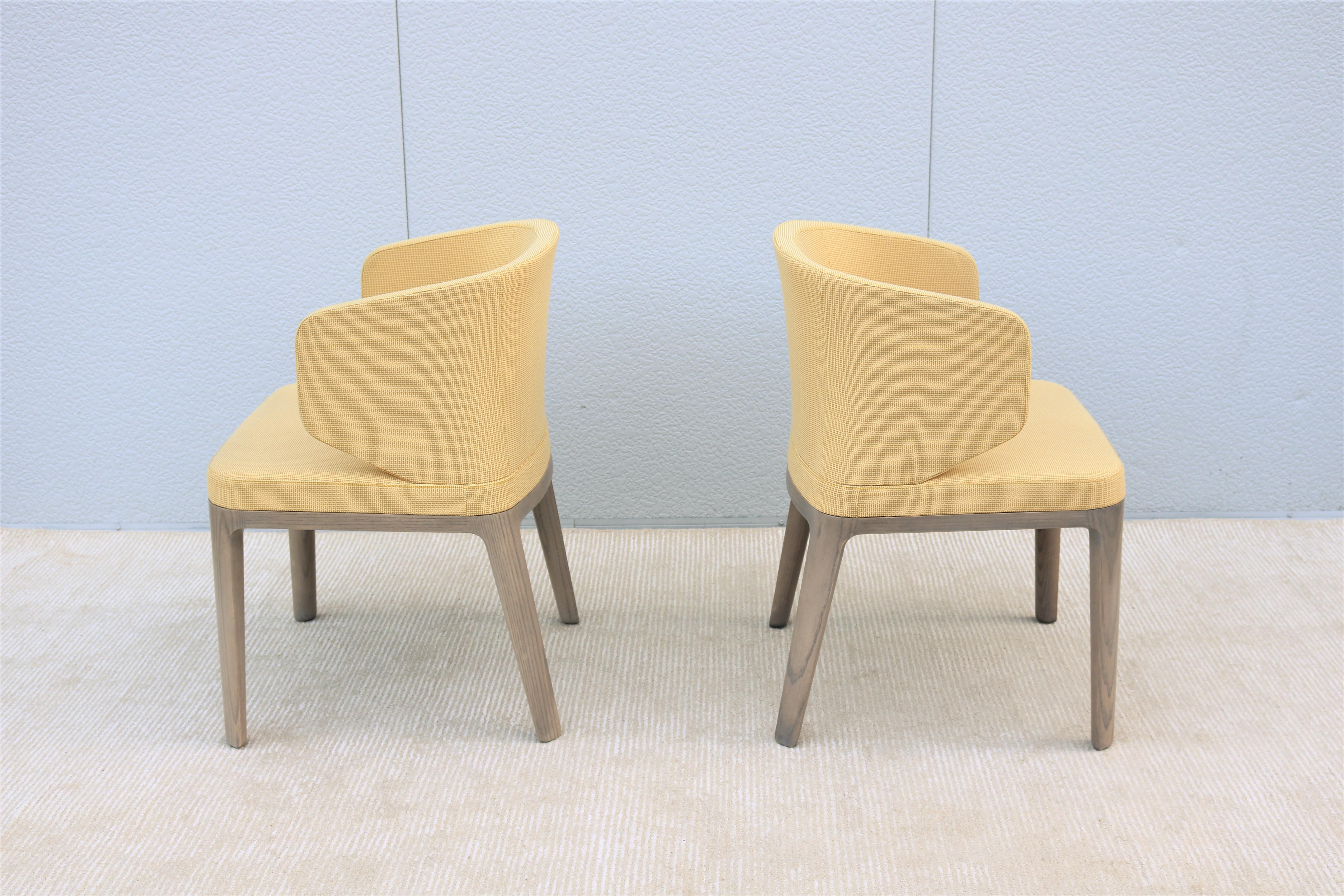 Zeitgenössische Khodi Feiz für Geiger a Line Wing-Back Guest Side Chairs, ein Paar (Stoff) im Angebot