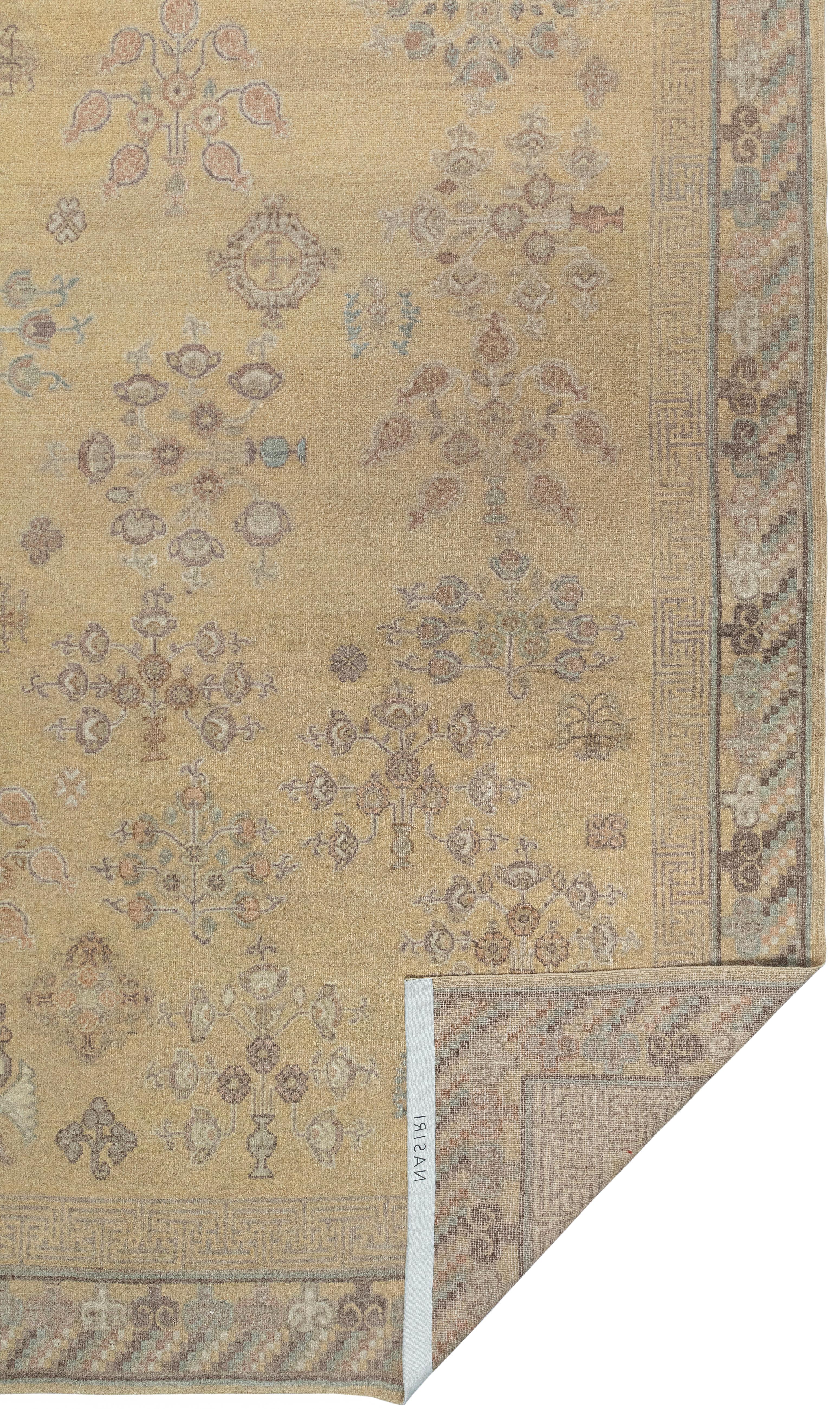 Tappeto contemporaneo in stile Khotan - Lana annodata a mano in oro sbiadito e motivi pastello in vendita 3