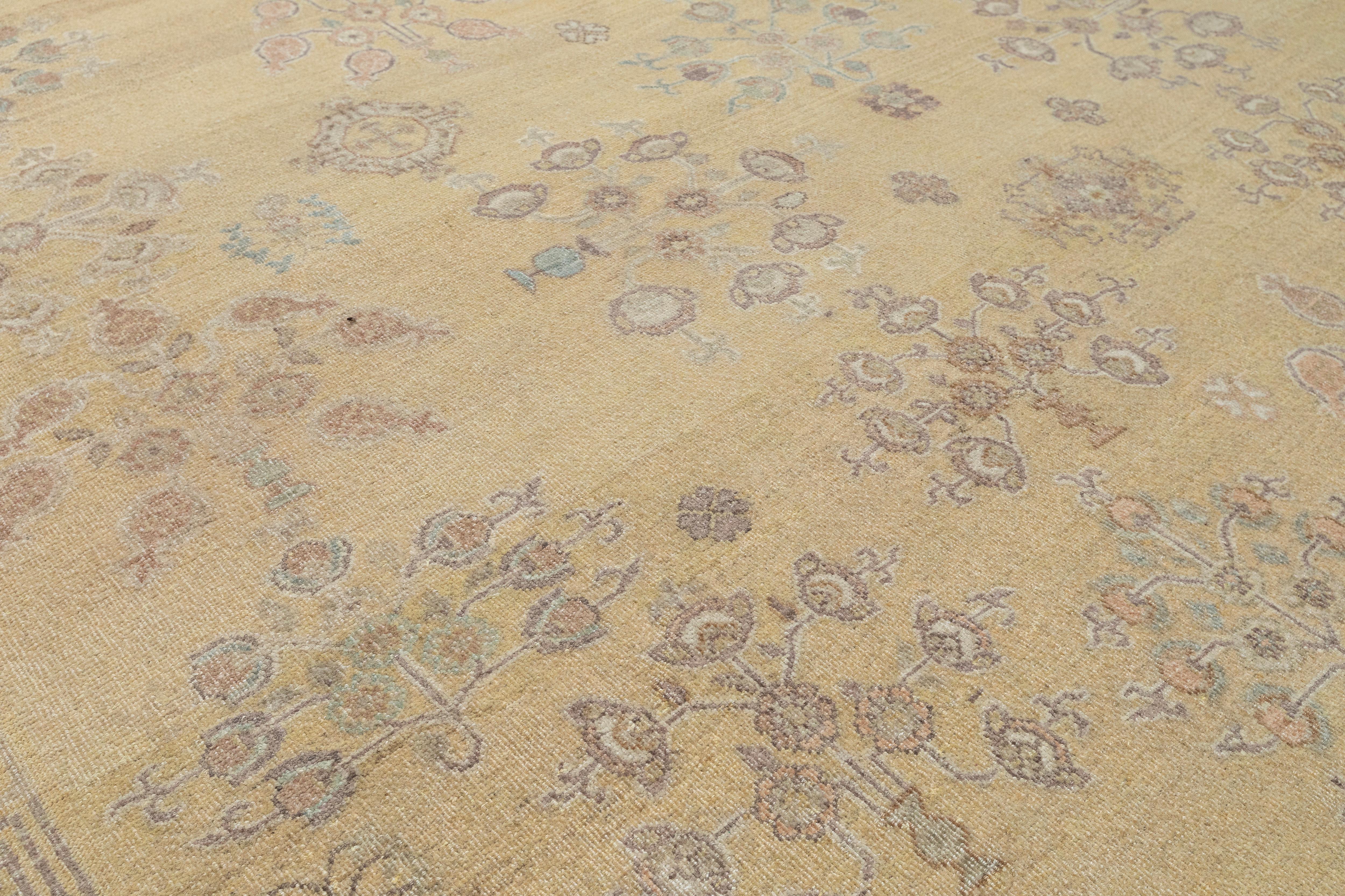 Organico moderno Tappeto contemporaneo in stile Khotan - Lana annodata a mano in oro sbiadito e motivi pastello in vendita