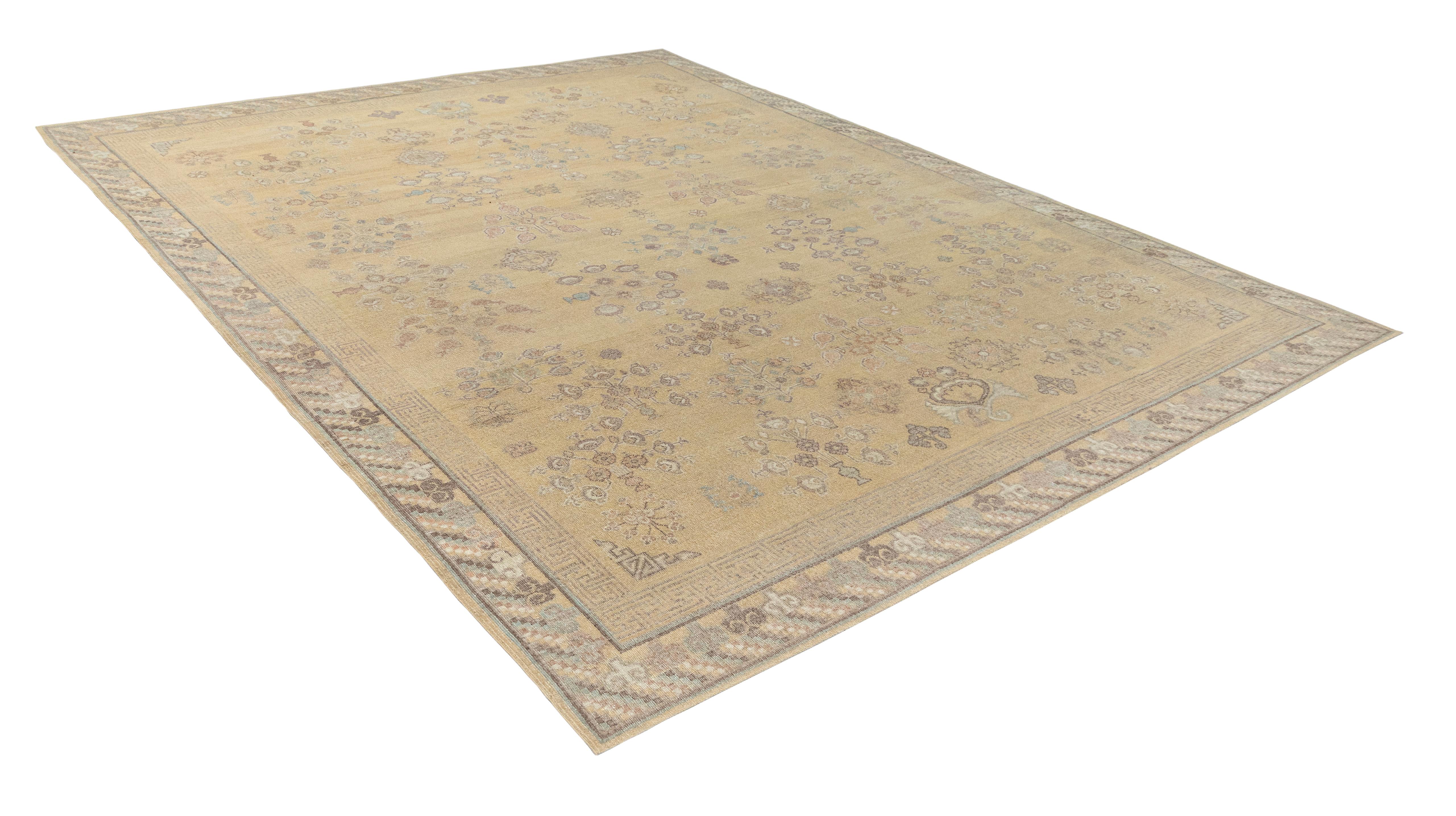 Persiano Tappeto contemporaneo in stile Khotan - Lana annodata a mano in oro sbiadito e motivi pastello in vendita