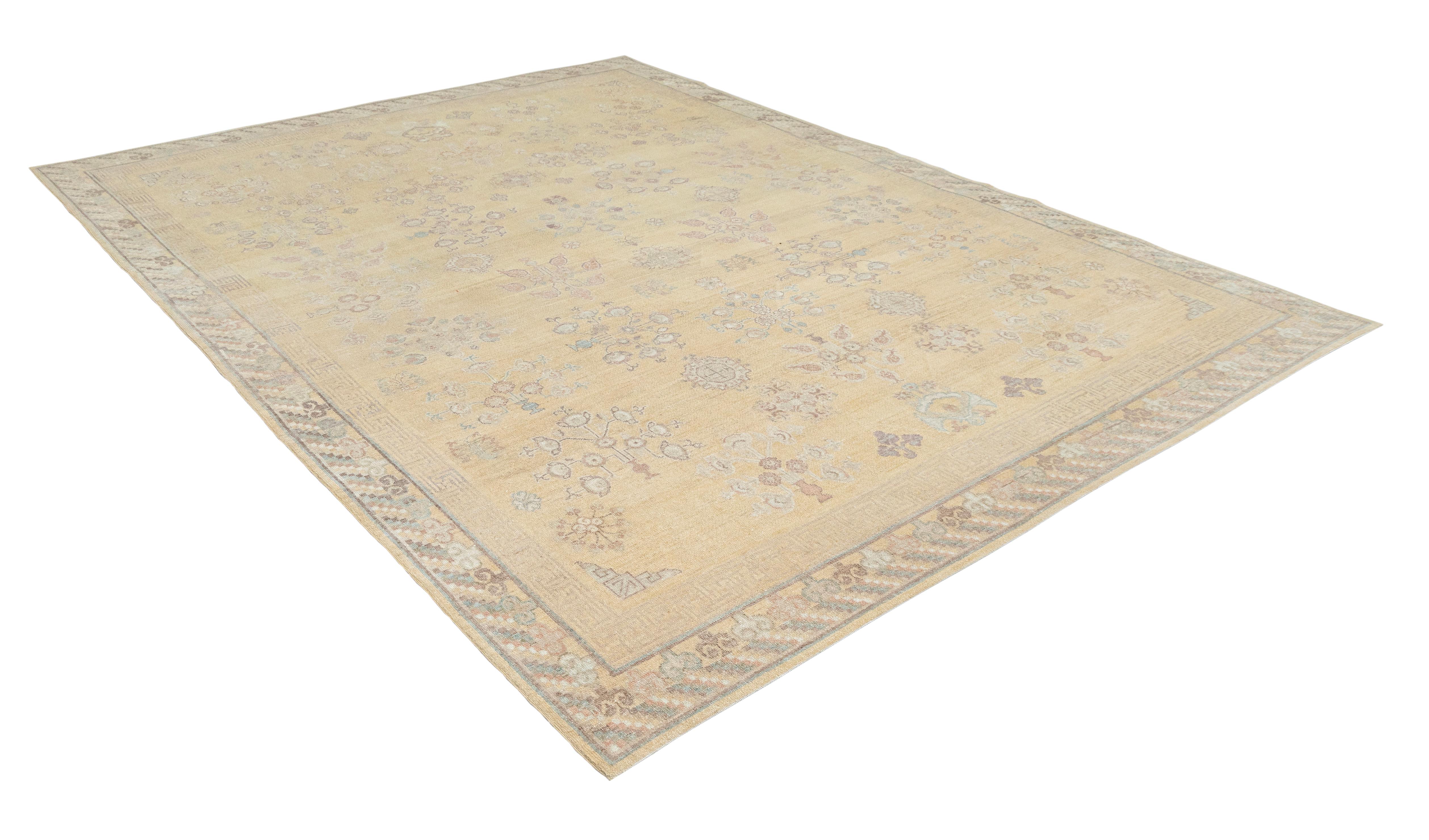 Annodato a mano Tappeto contemporaneo in stile Khotan - Lana annodata a mano in oro sbiadito e motivi pastello in vendita