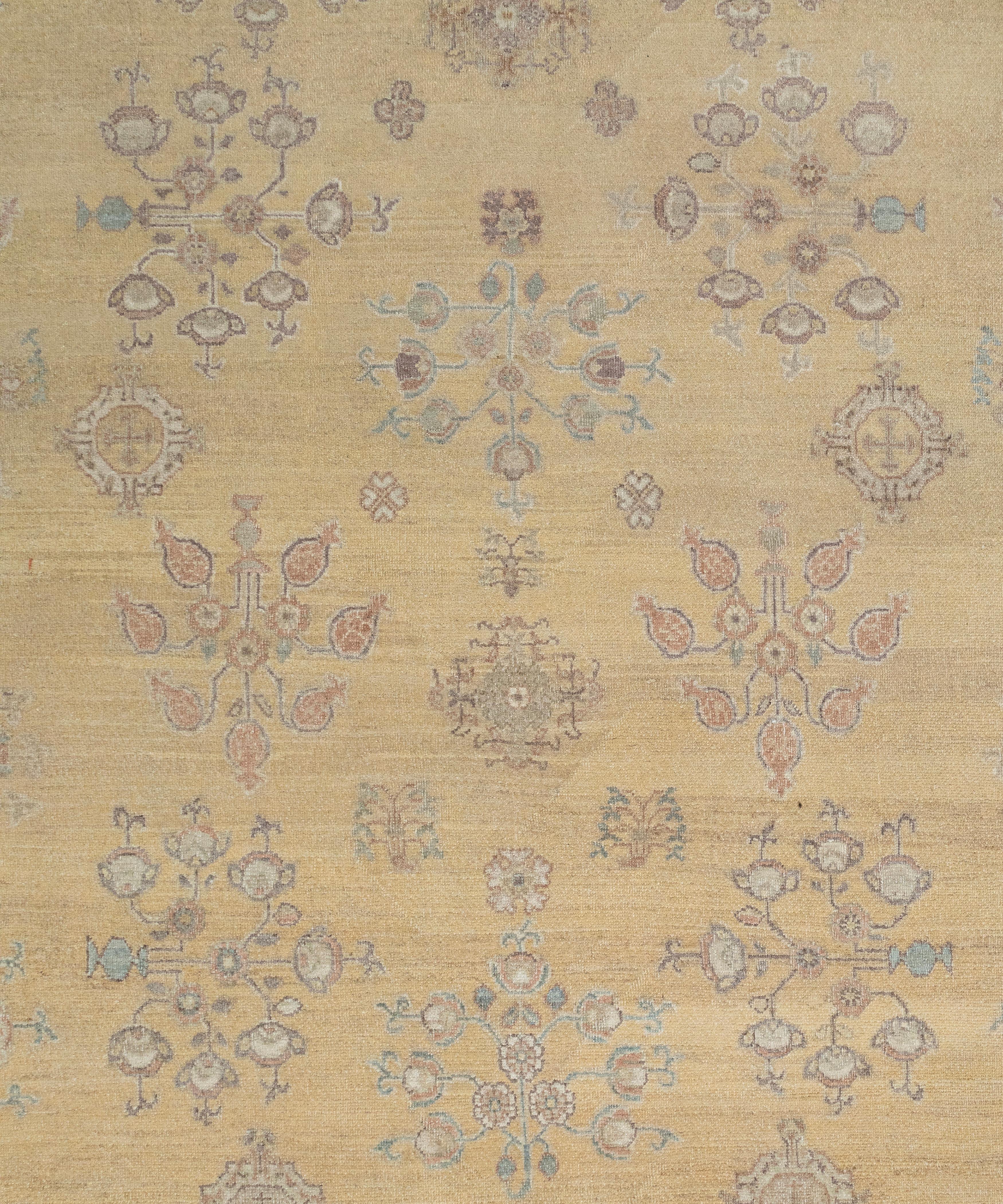 Tappeto contemporaneo in stile Khotan - Lana annodata a mano in oro sbiadito e motivi pastello In condizioni ottime in vendita a New York, NY