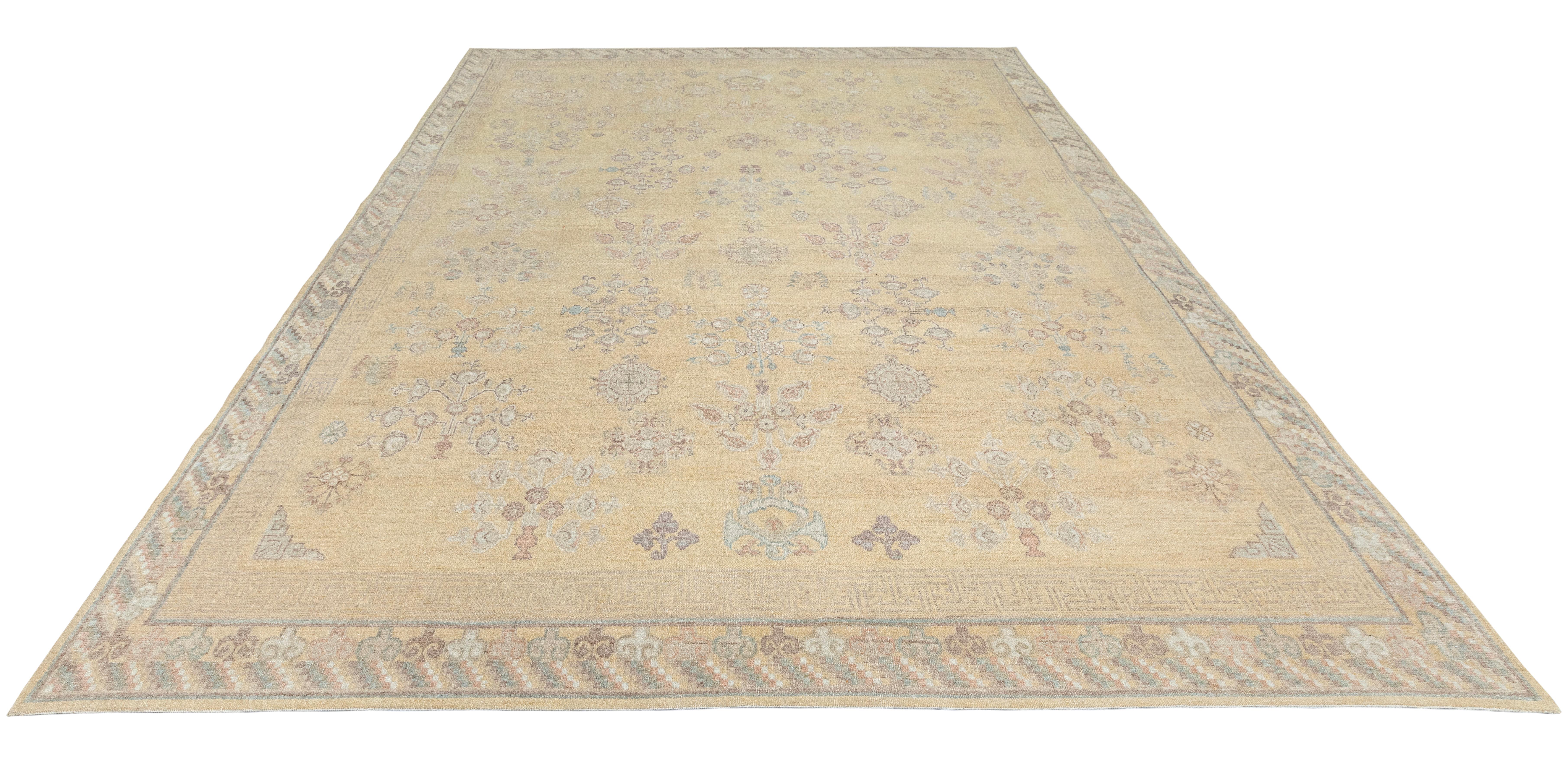 Tappeto contemporaneo in stile Khotan - Lana annodata a mano in oro sbiadito e motivi pastello in vendita 1