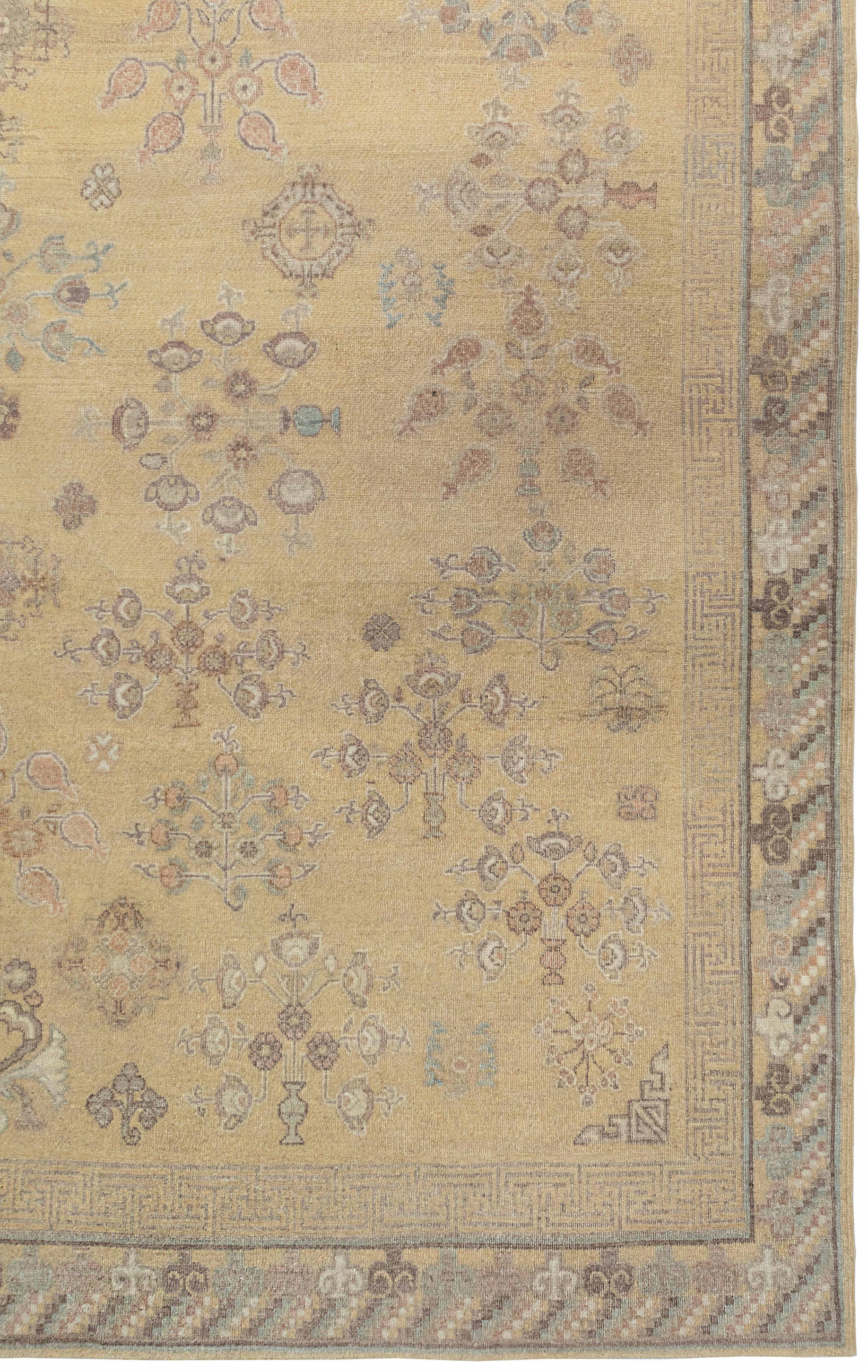 Tappeto contemporaneo in stile Khotan - Lana annodata a mano in oro sbiadito e motivi pastello in vendita 2