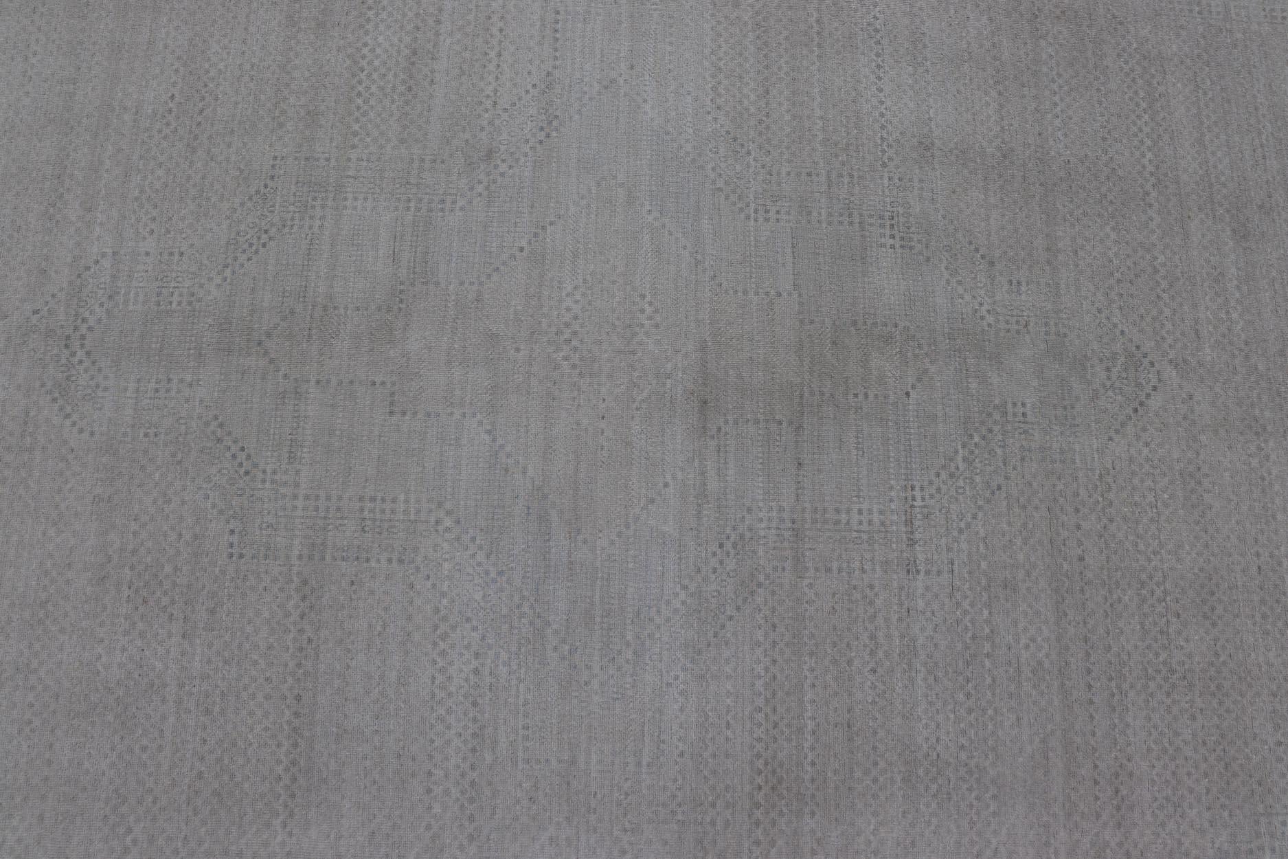 Contemporary Khotan mit Medaillons in hellen Farben mit durchgehenden Stammesmotiven (Handgeknüpft) im Angebot